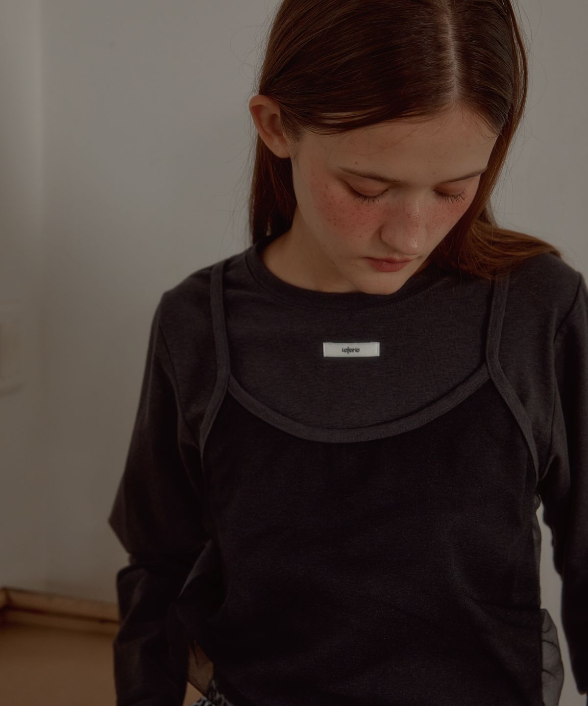 레터리(LETERIE) LONG SLEEVE BUSTIER LAYERED T-SHIRT_CHARCOAL