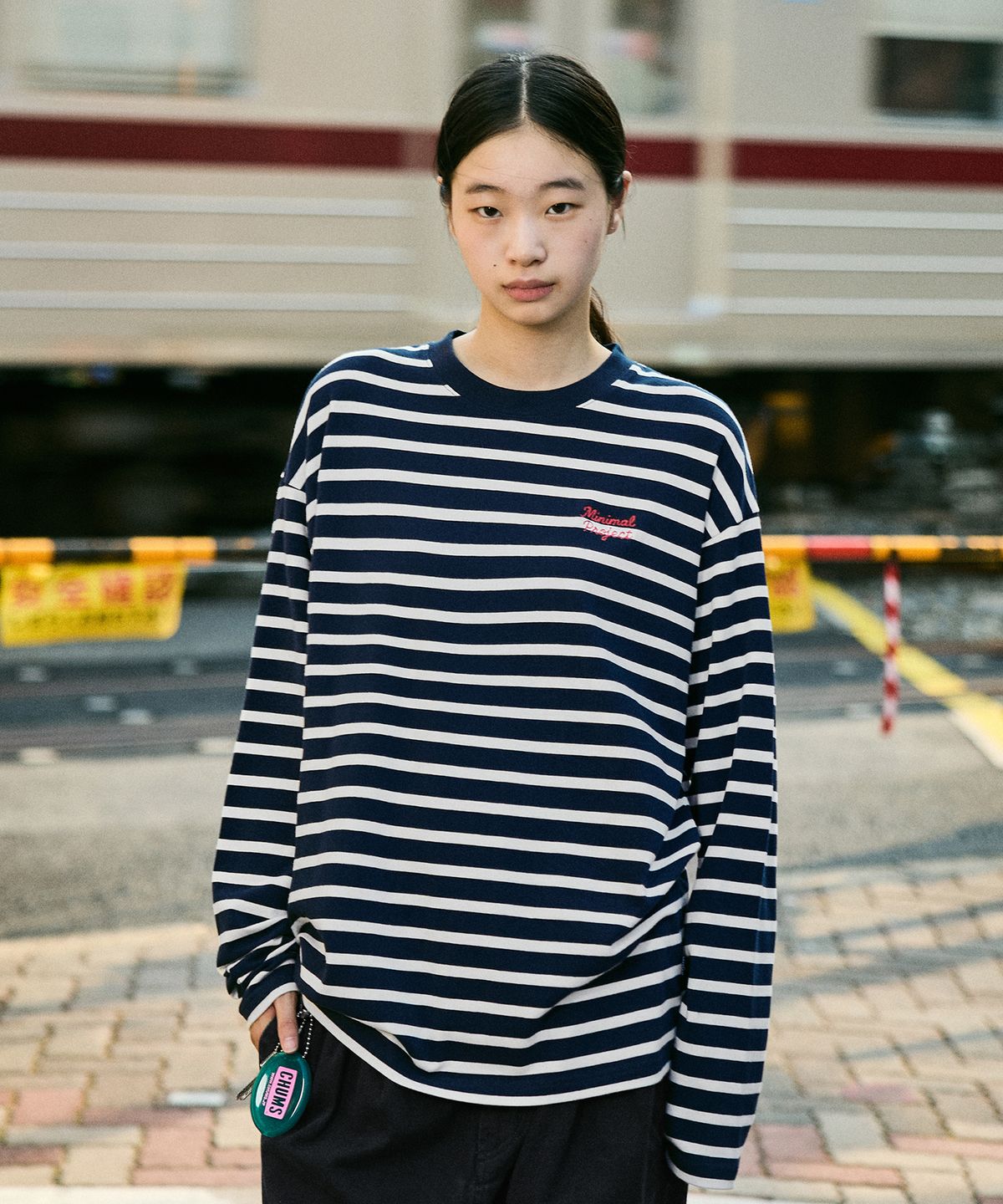 미니멀프로젝트(MINIMALPROJECT) 드로잉 오버 스트라이프 롱 슬리브 MLT118  [NAVY]