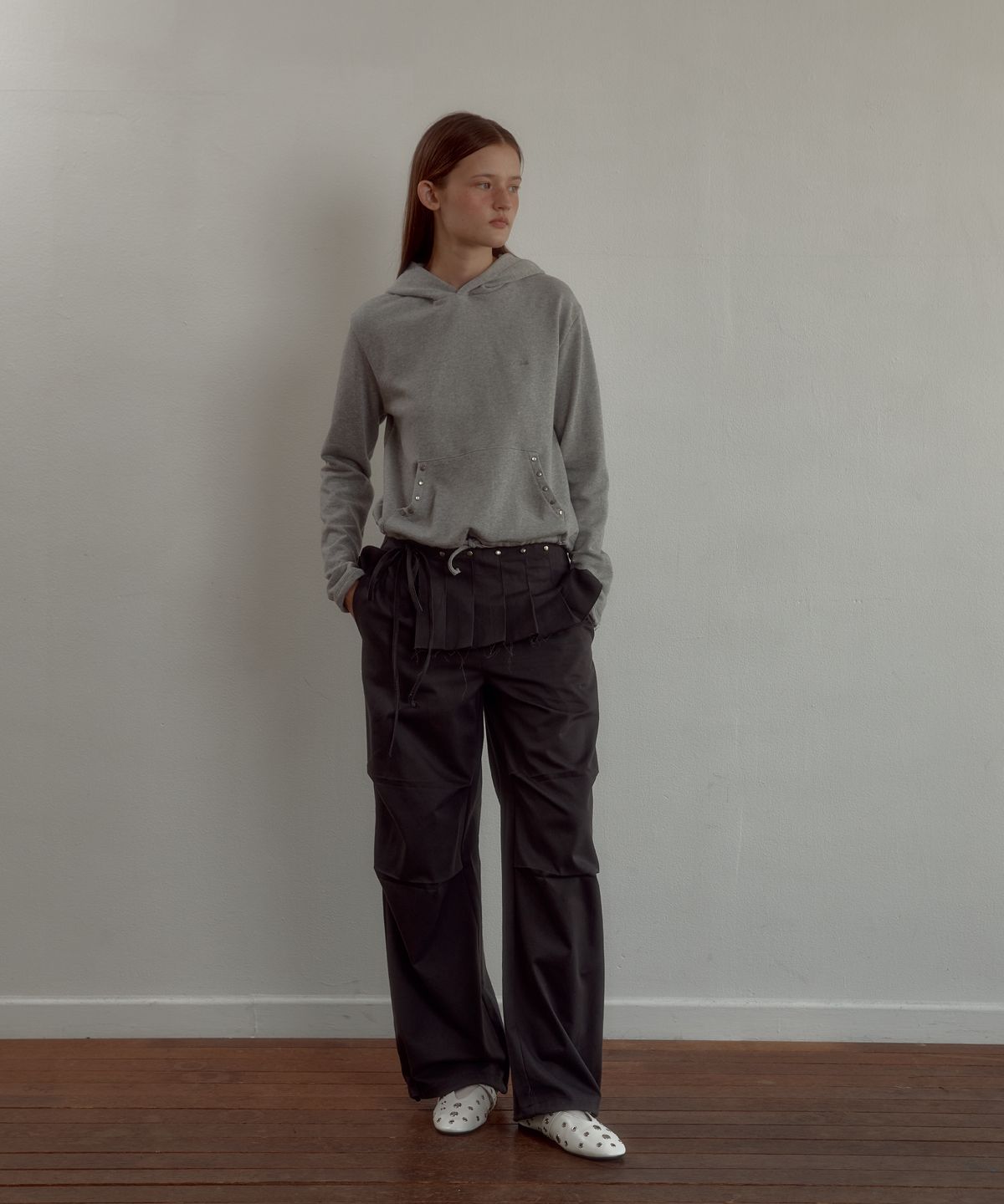 레터리(LETERIE) STUD POCKET CROP HOODIE_GREY