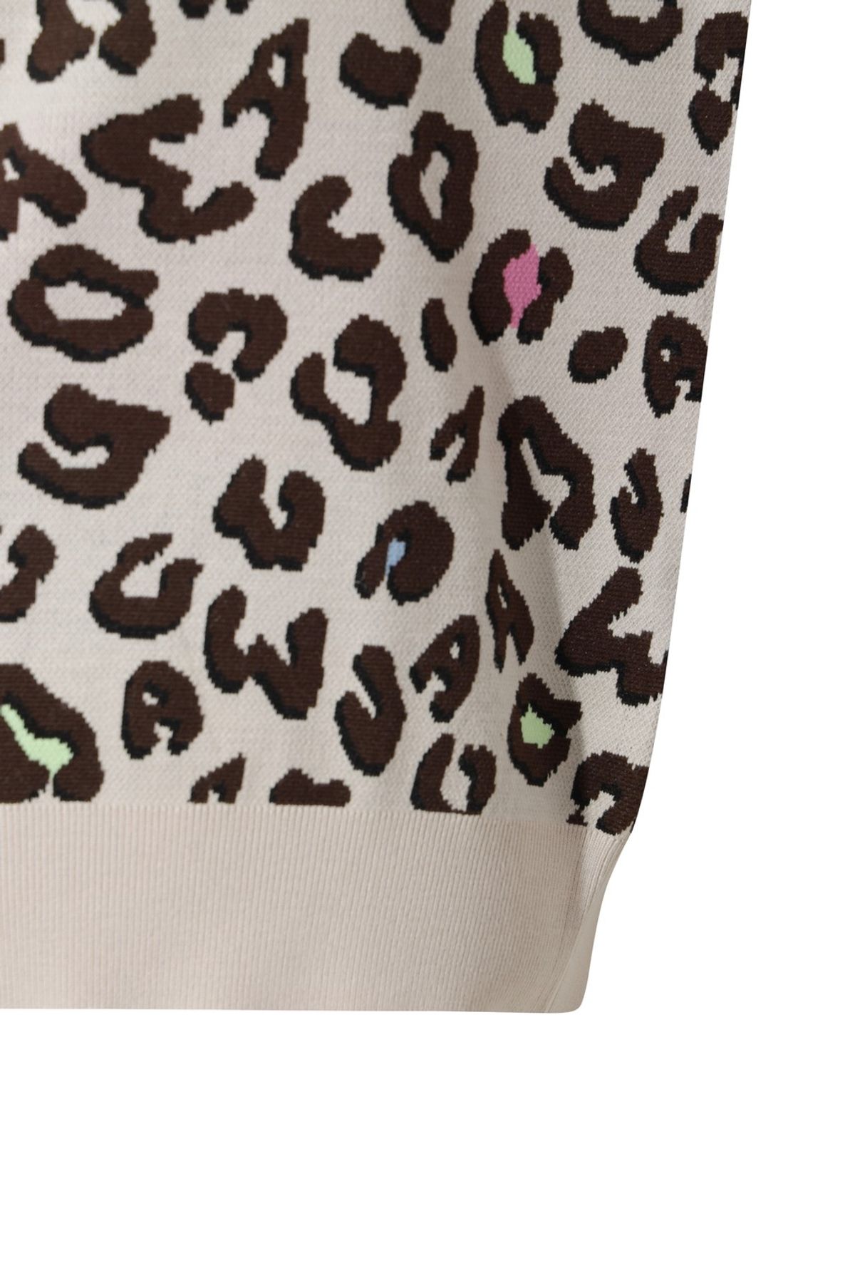 왁(WAAC) Women Leopard V-neck Knit Vest WWWAA25625IVX