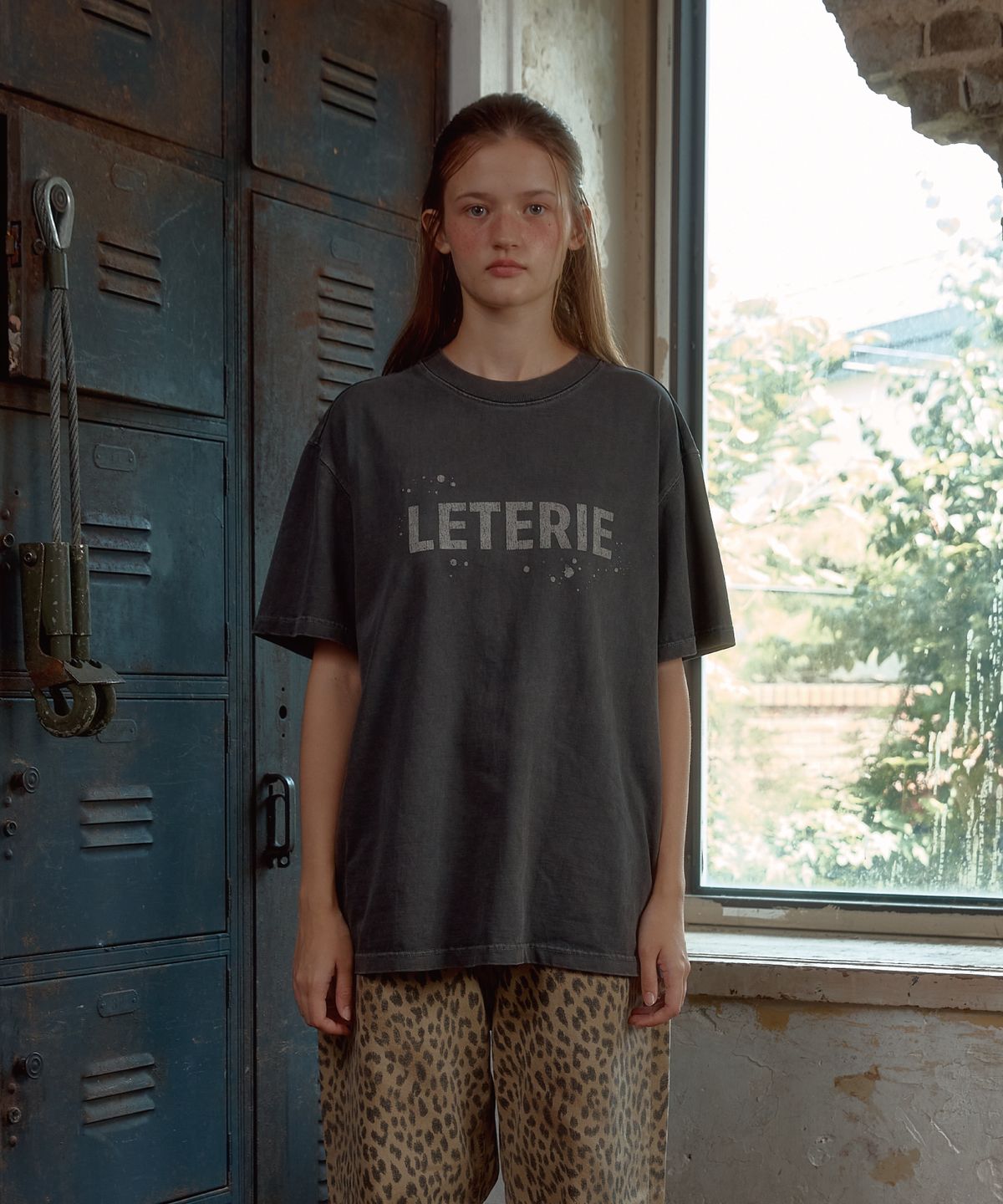 레터리(LETERIE) PAINTED LOGO HALF TEE_CHARCOAL