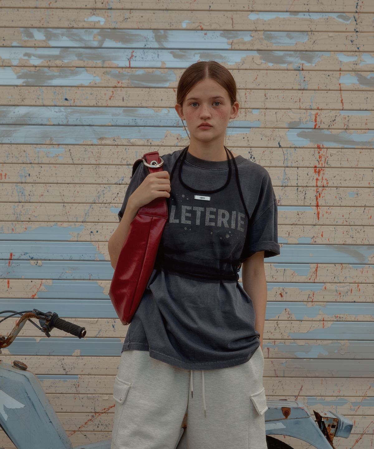 레터리(LETERIE) PAINTED LOGO HALF TEE_CHARCOAL