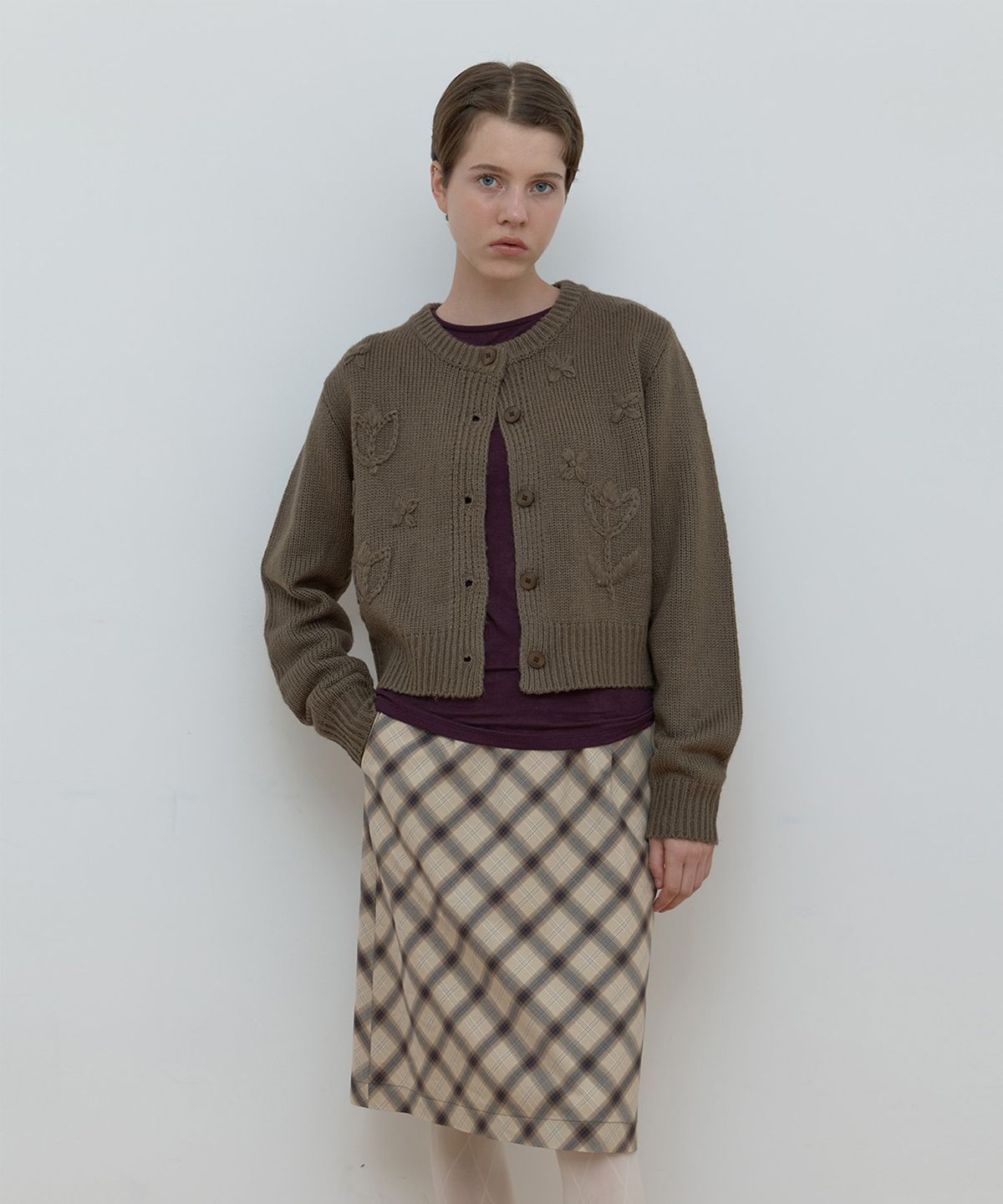 마조네(MA JOURNEE) TULIP APPLIQUE CARDIGAN_KHAKI BROWN