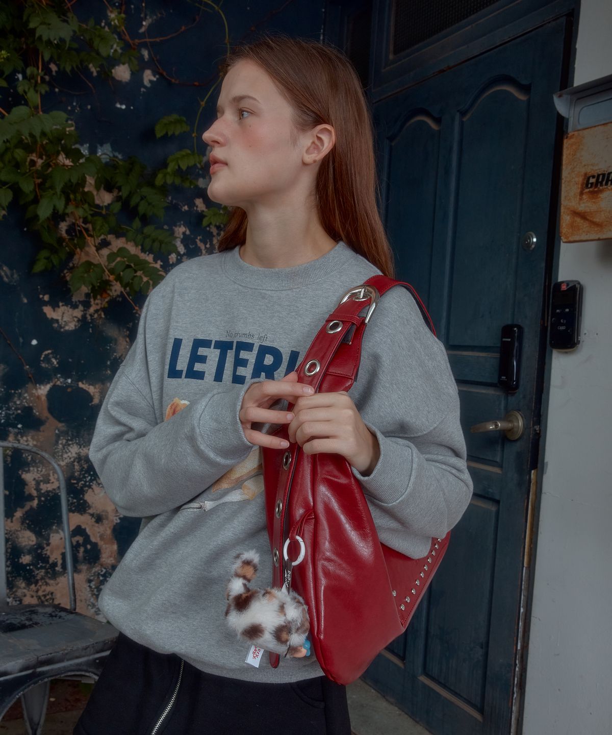 레터리(LETERIE) STUD BUCKLE REVERSIBLE SHOULDER BAG_RED