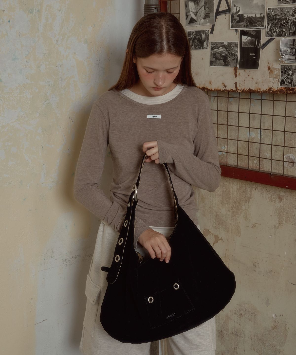 레터리(LETERIE) SUEDE BUCKLE REVERSIBLE SHOULDER BAG_BLACK