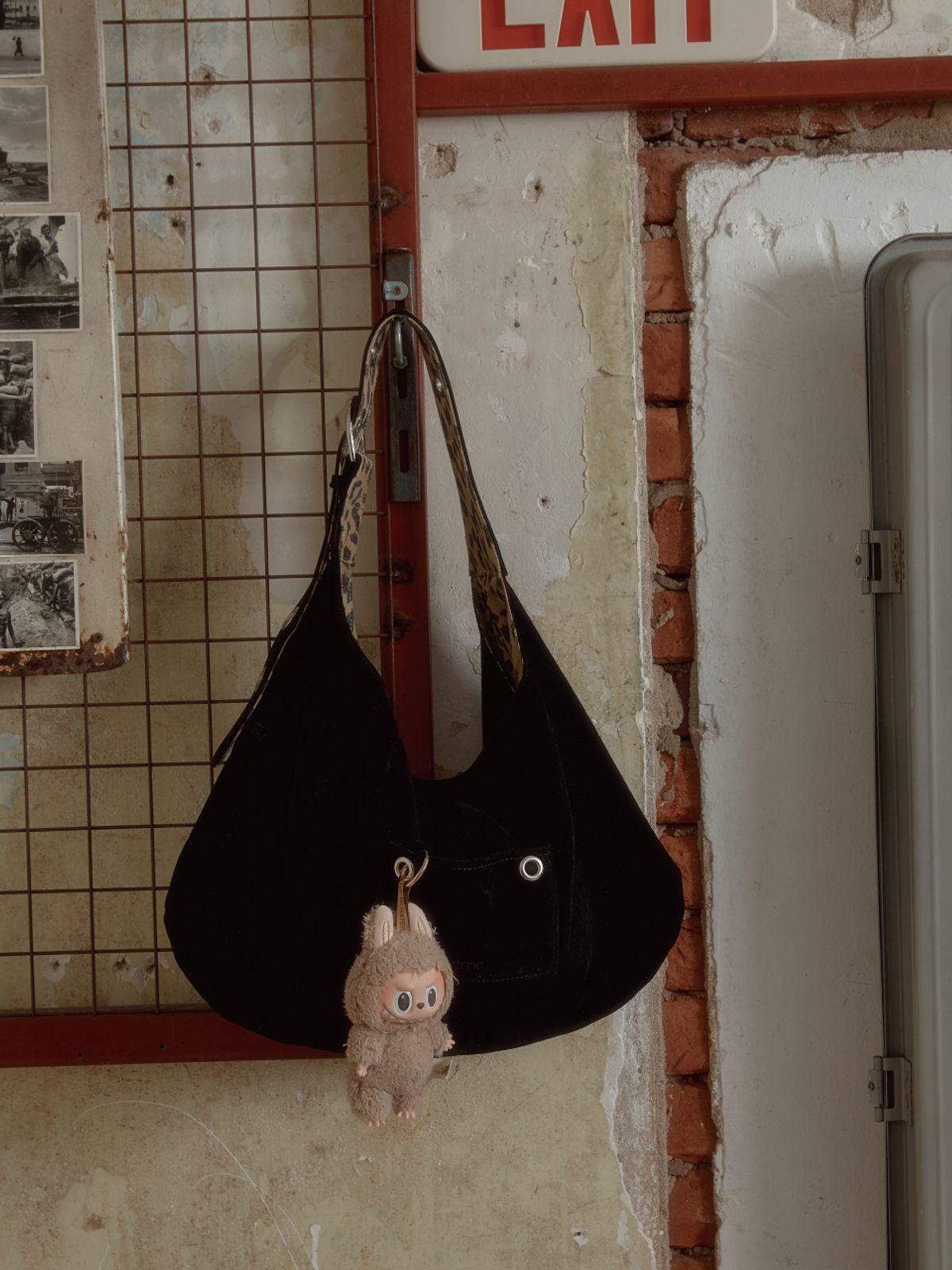 레터리(LETERIE) SUEDE BUCKLE REVERSIBLE SHOULDER BAG_BLACK