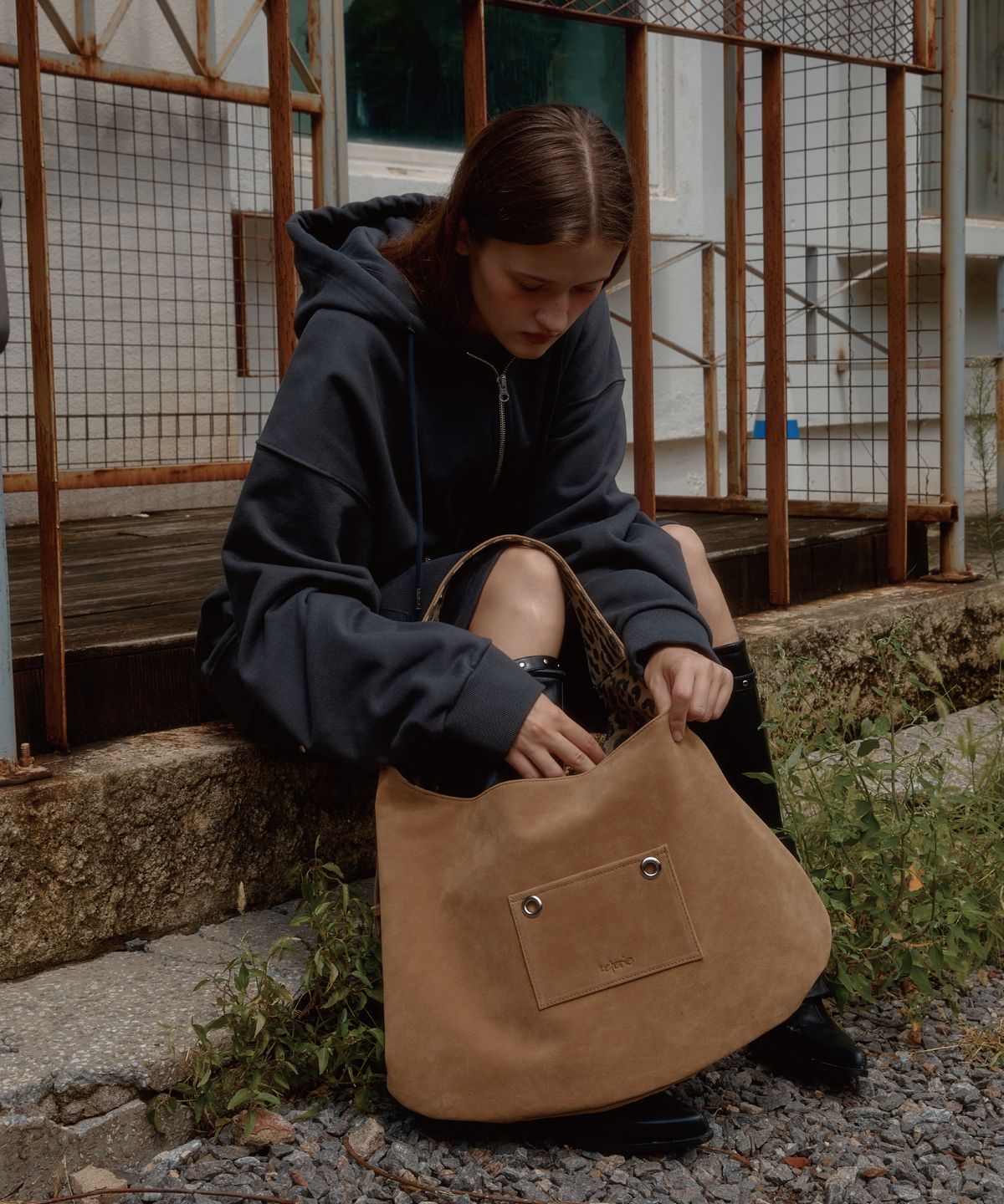 레터리(LETERIE) SUEDE BUCKLE REVERSIBLE SHOULDER BAG_BUTTER