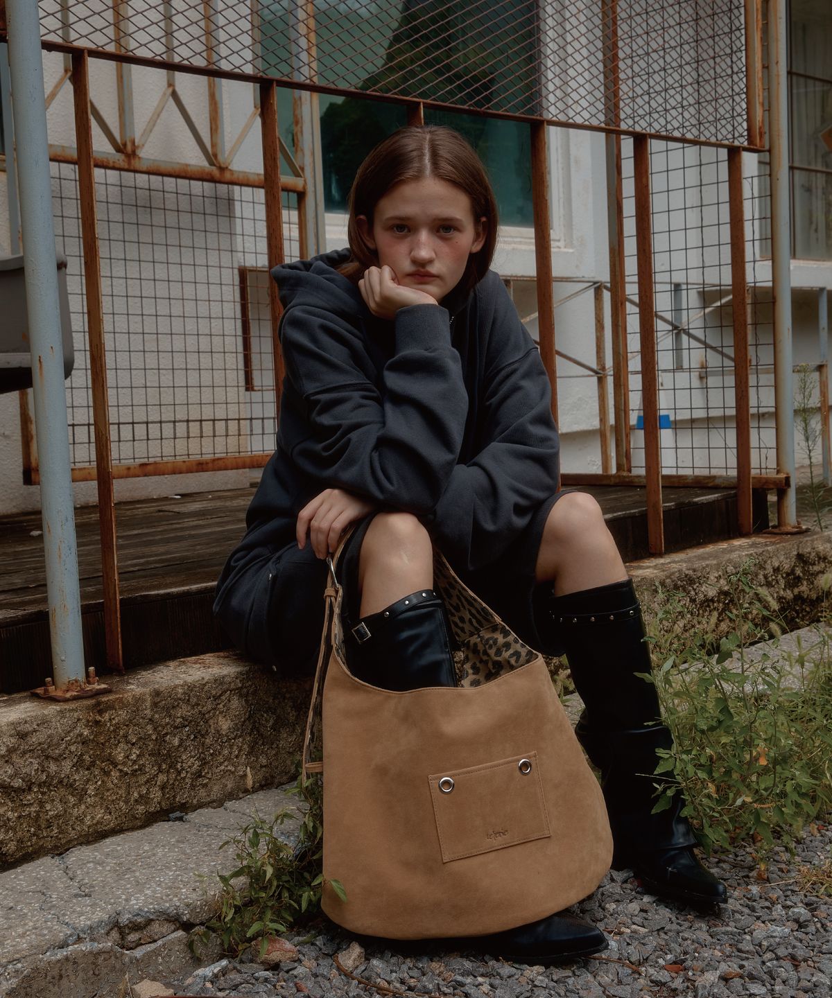 레터리(LETERIE) SUEDE BUCKLE REVERSIBLE SHOULDER BAG_BUTTER