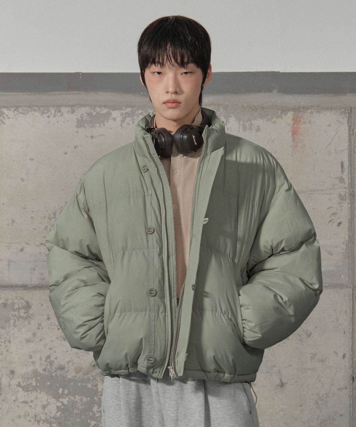 세컨모놀로그(SECONDMONO) 더블 어드저스트 버튼 숏 패딩 점퍼 [OLIVE]_SEJP005OLIVE