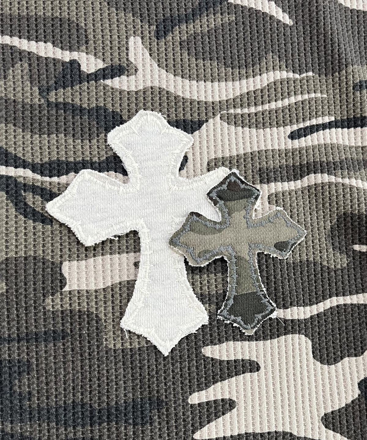 스케이터락(SK8ER ROCK) Double Cross Camouflage Henley Neck T-shirt ((Beige))