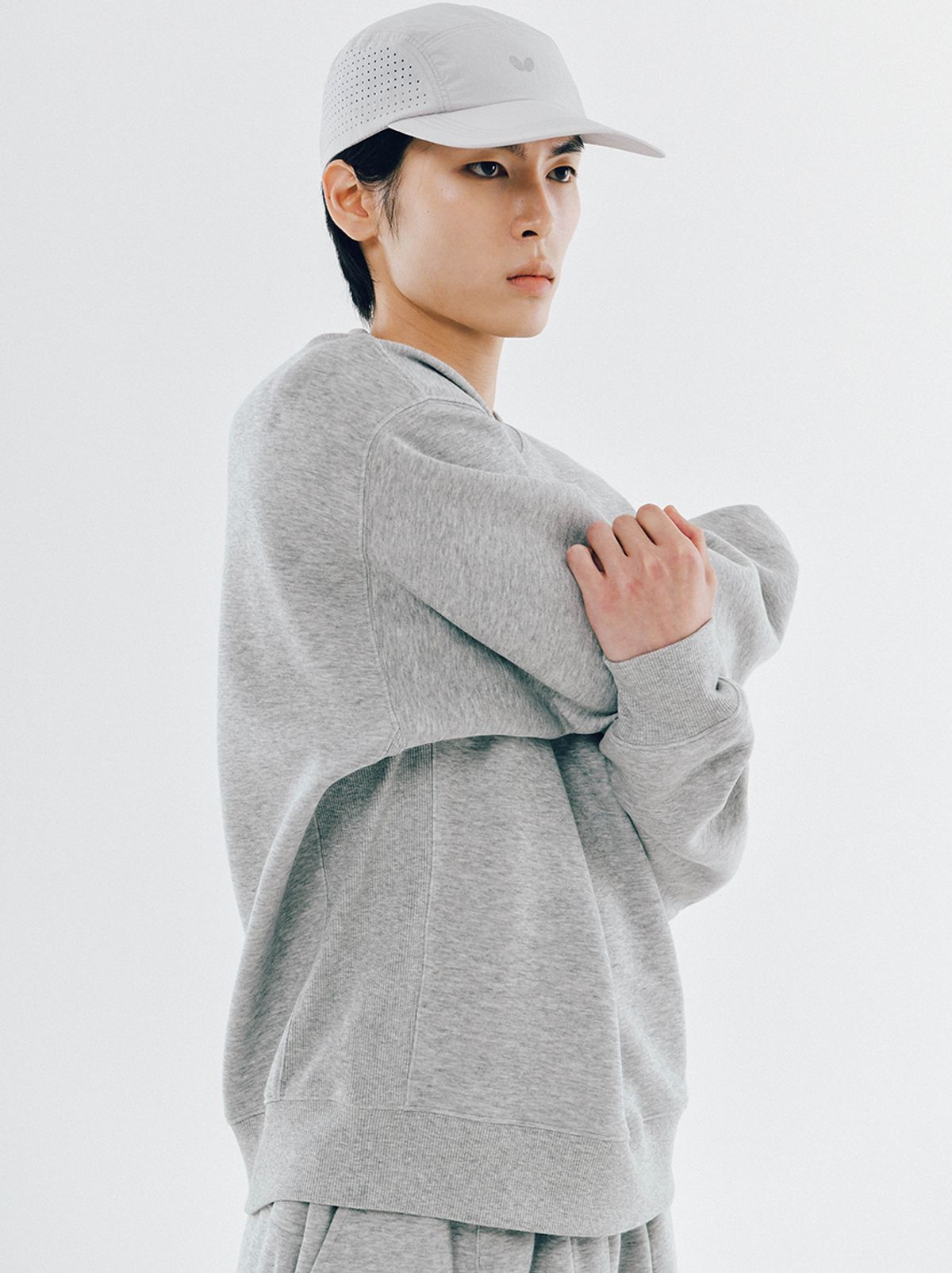 버터플라이 스포츠웨어(BUTTERFLY SPORTSWEAR) 오리지널 자수 로고 스웻셔츠 그레이
