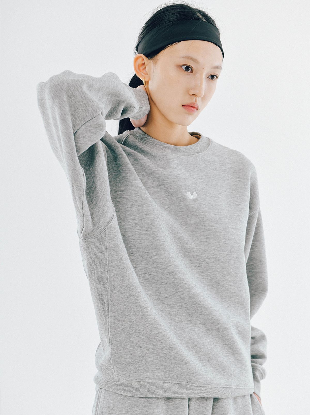 버터플라이 스포츠웨어(BUTTERFLY SPORTSWEAR) 오리지널 자수 로고 스웻셔츠 그레이