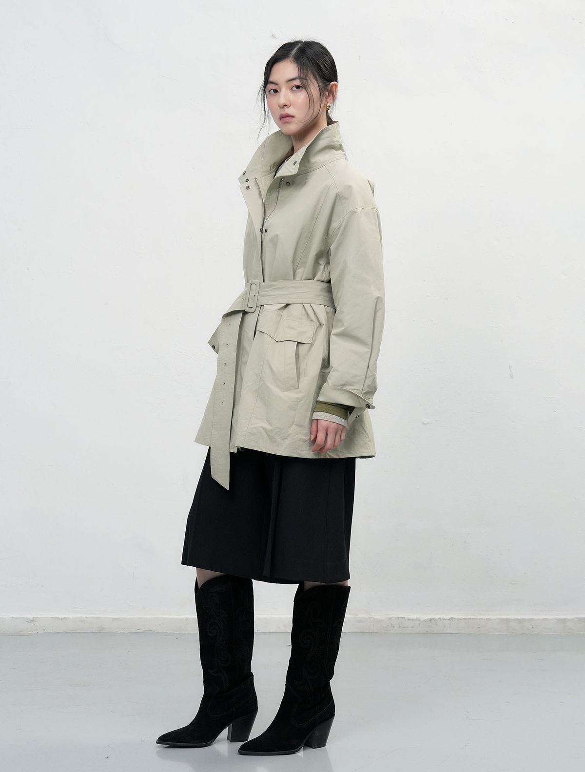 제너럴아이디어(GENERALIDEA) 하이넥 사파리 하프 자켓 [LIGHT KHAKI] / WBE3L09504