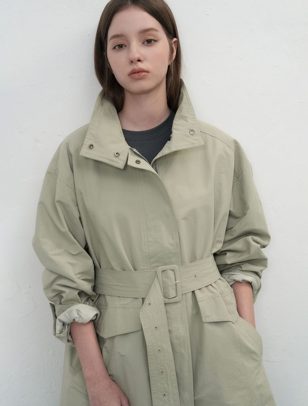 제너럴아이디어(GENERALIDEA) 하이넥 사파리 하프 자켓 [LIGHT KHAKI] / WBE3L09504