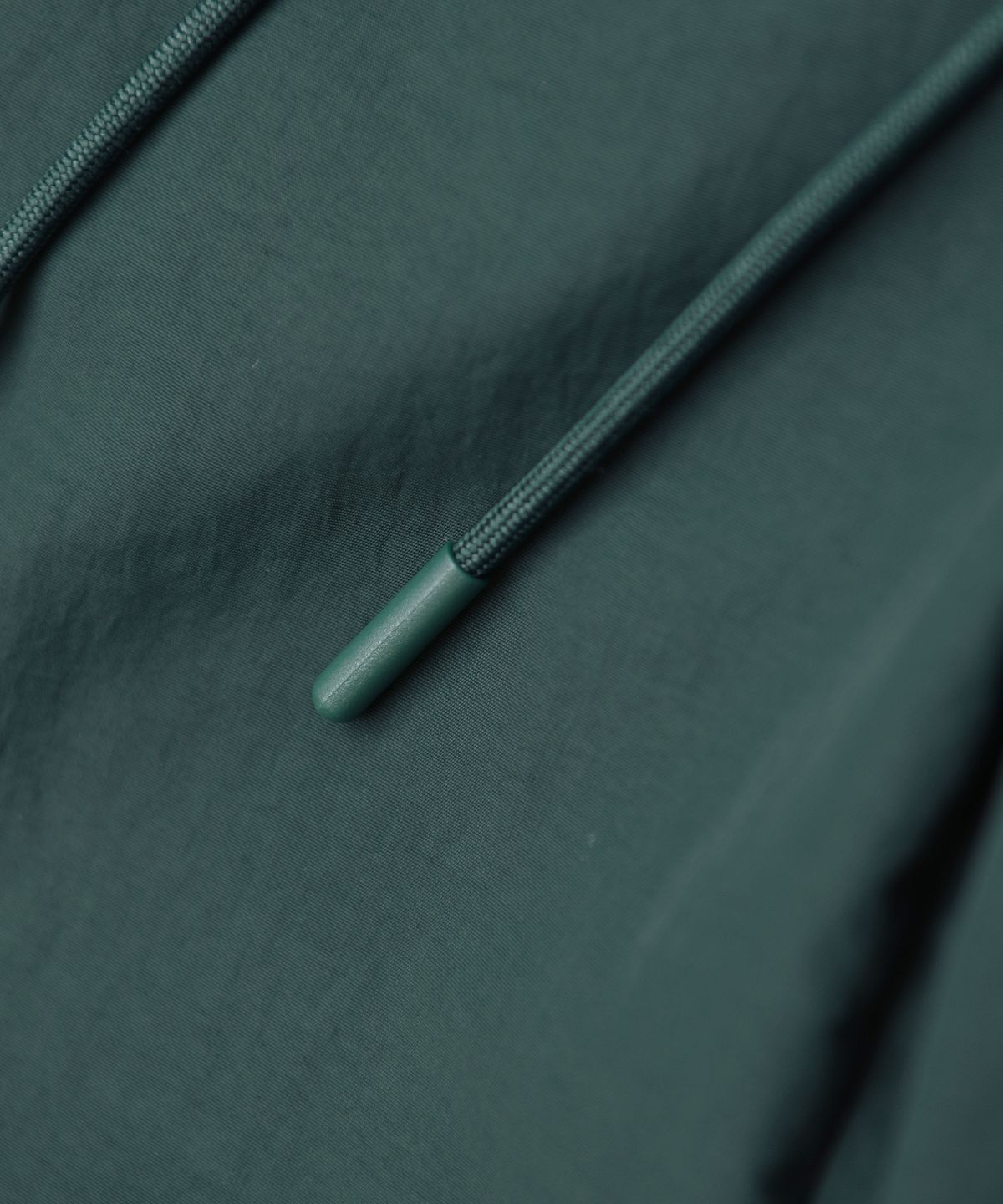 피지컬 디파트먼트(PHYSICAL DEPARTMENT) 시그니처 와펜 나일론 트랙 팬츠 다크그린