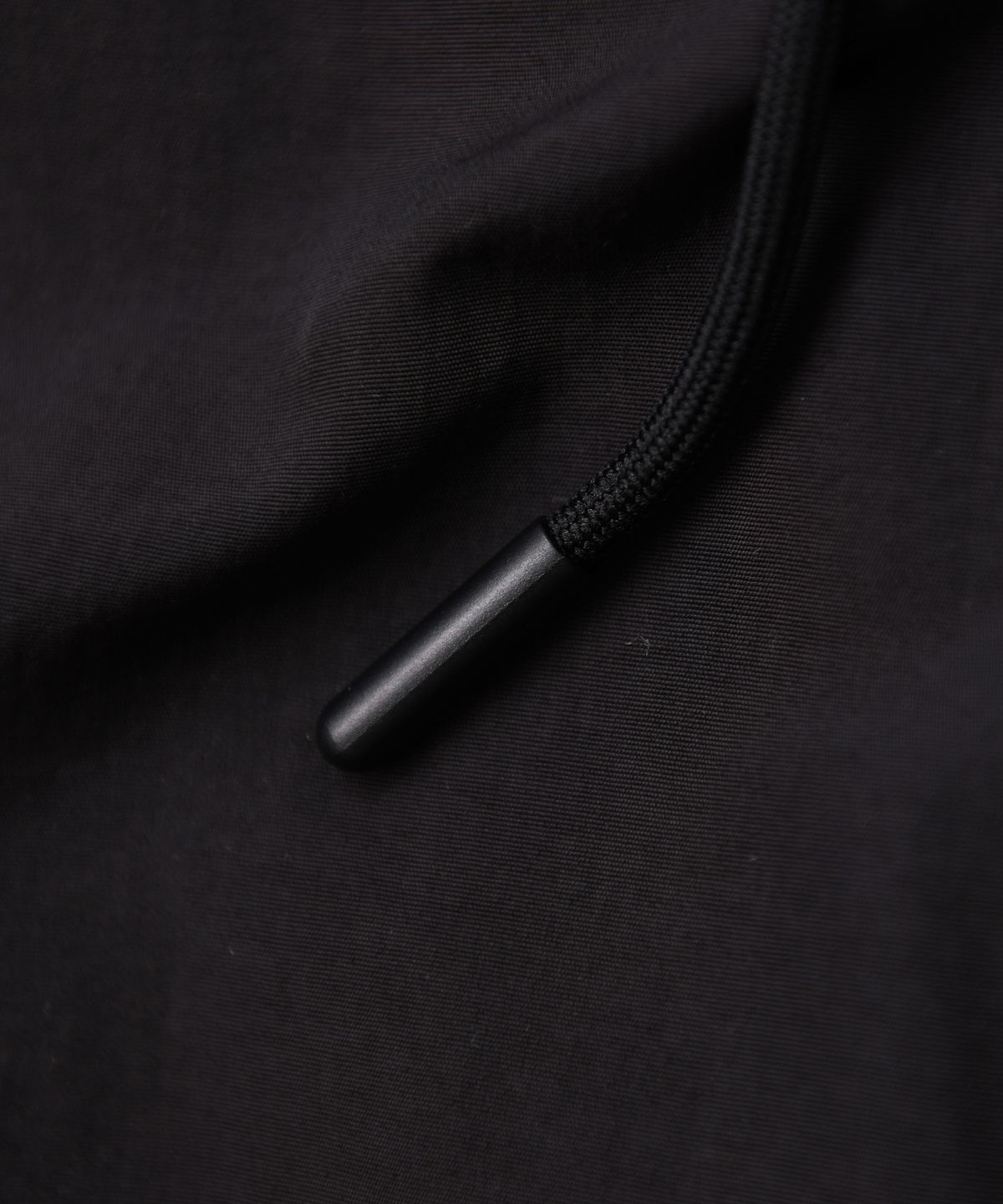 피지컬 디파트먼트(PHYSICAL DEPARTMENT) 시그니처 와펜 나일론 트랙 팬츠 블랙
