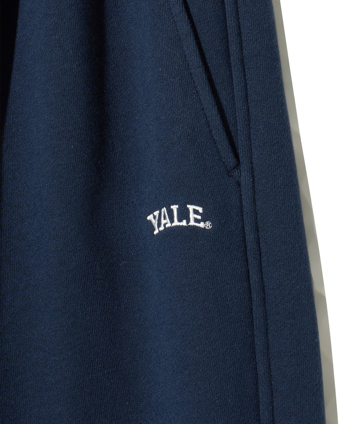 예일(YALE) 스몰아치 원 턱 스웨트 팬츠_네이비