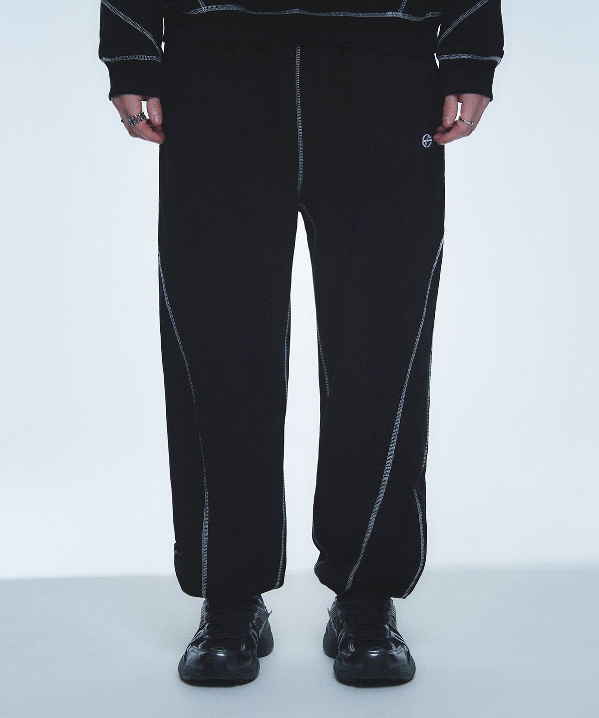 현피트(HYUNFIT) COVERSTITCH LINE SWEATPANTS-[BLACK]