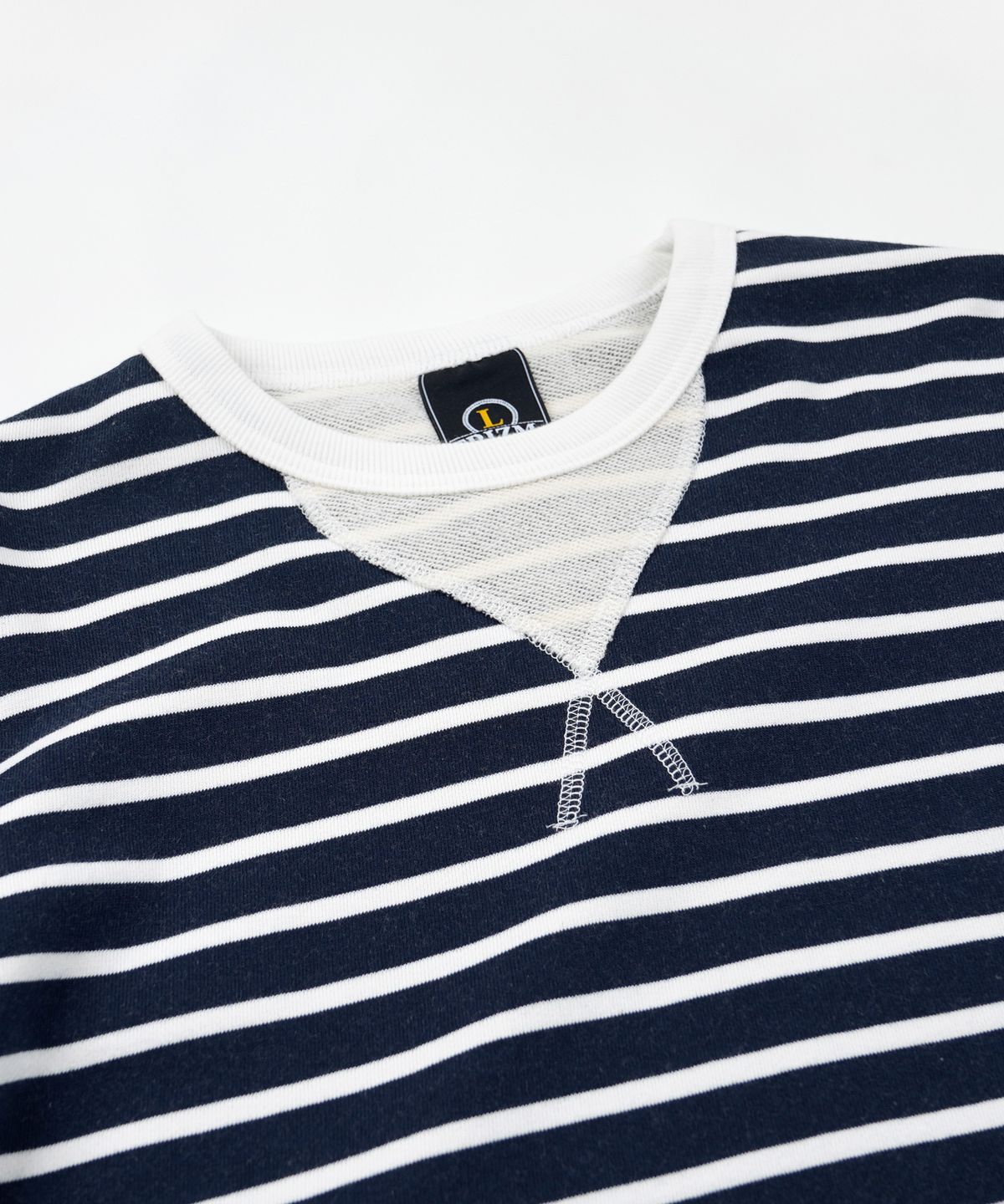 프리즘웍스(FRIZMWORKS) LOOP PATCH STRIPE TEE _ NAVY