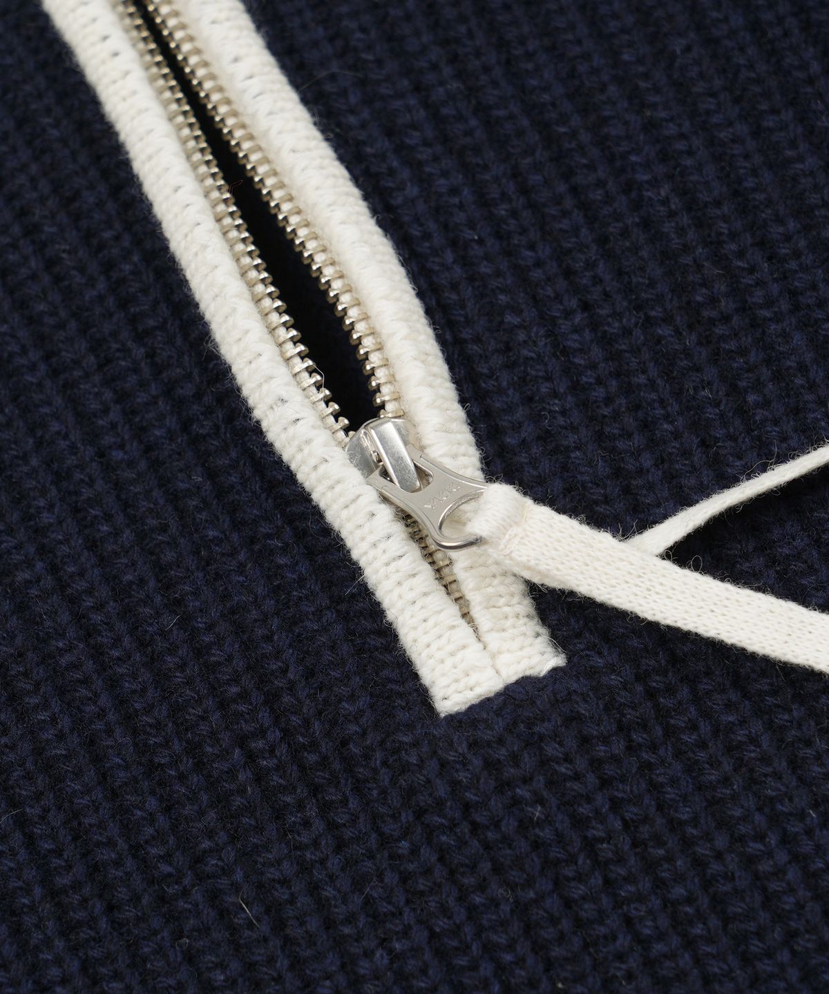 프리즘웍스(FRIZMWORKS) CONTRAST COLLAR HALF ZIP KNIT _ NAVY