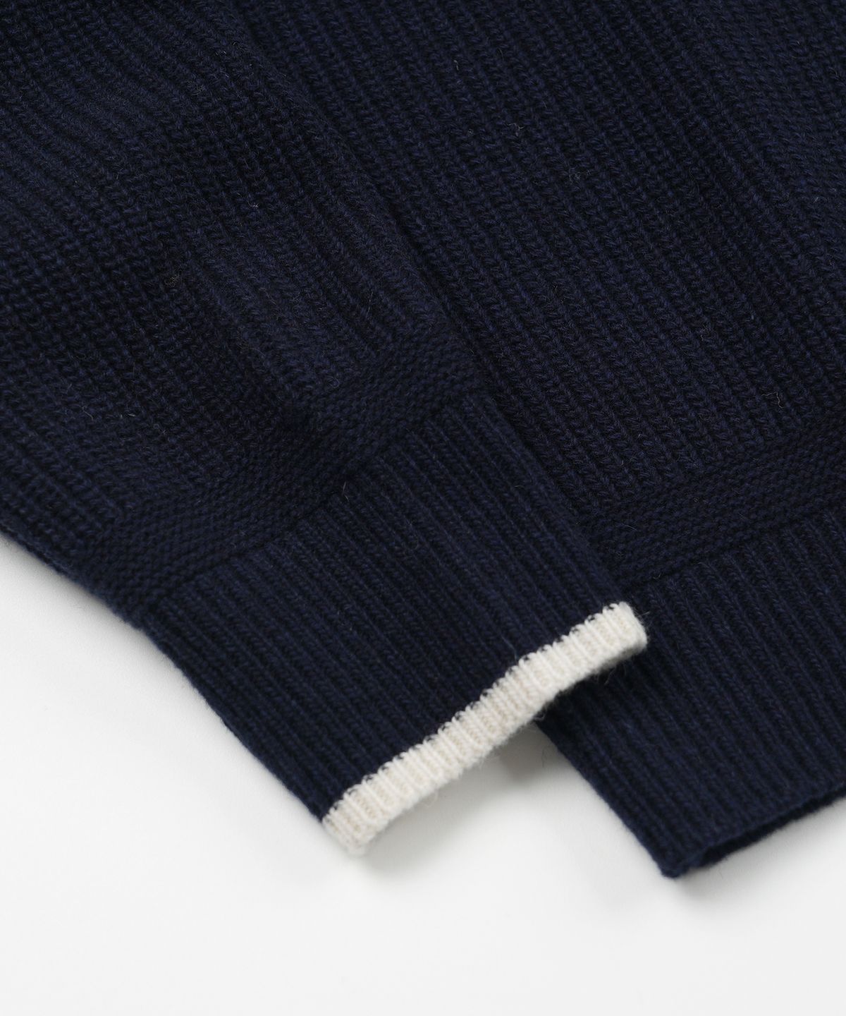 프리즘웍스(FRIZMWORKS) CONTRAST COLLAR HALF ZIP KNIT _ NAVY
