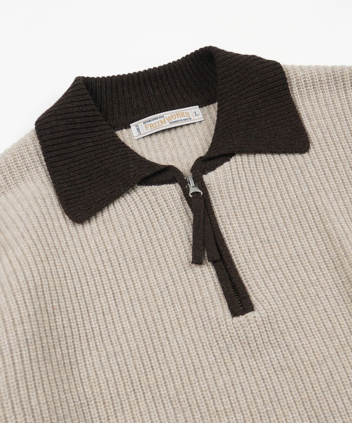 프리즘웍스(FRIZMWORKS) CONTRAST COLLAR HALF ZIP KNIT _ COCOA