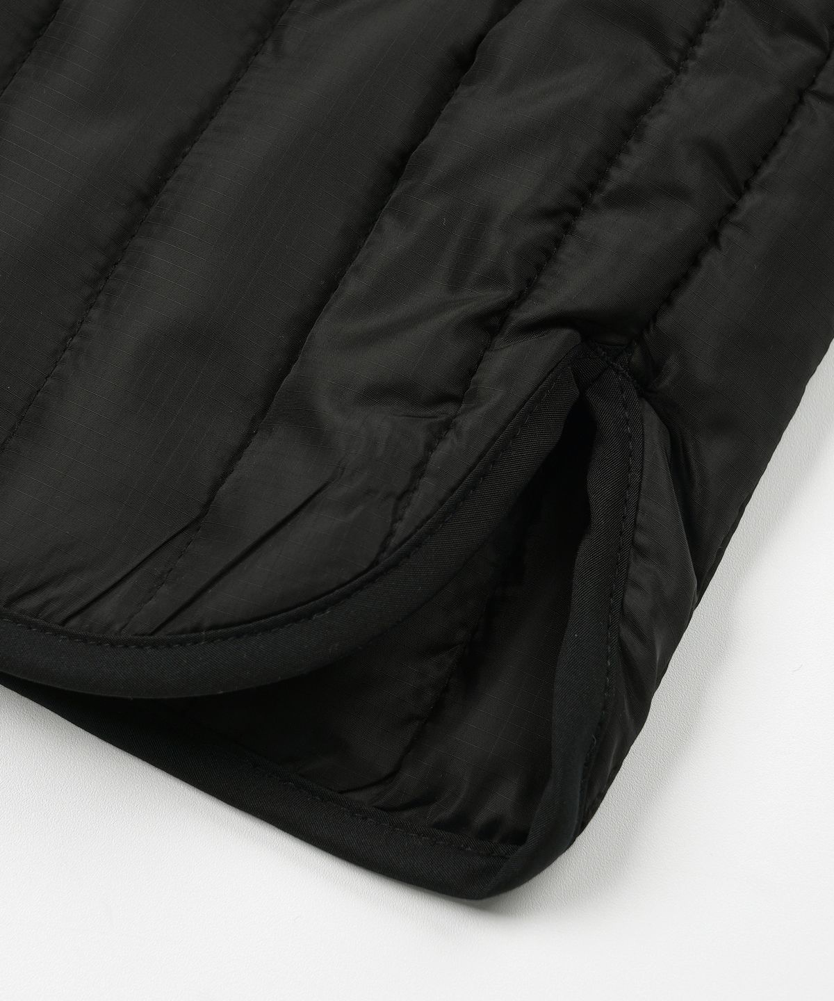 프리즘웍스(FRIZMWORKS) STRIPE QUILTED MIL LINER VEST _ BLACK