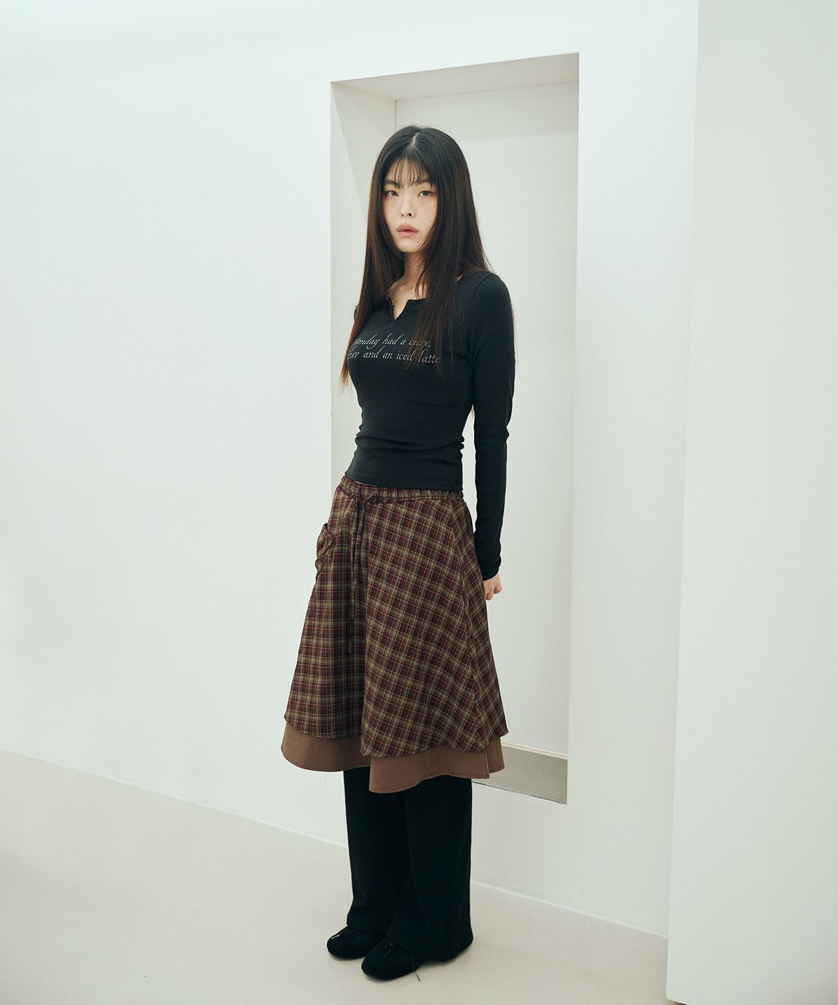 미헤브(MIHEV) 컷 넥 텍스트 프린트 롱슬리브 블랙