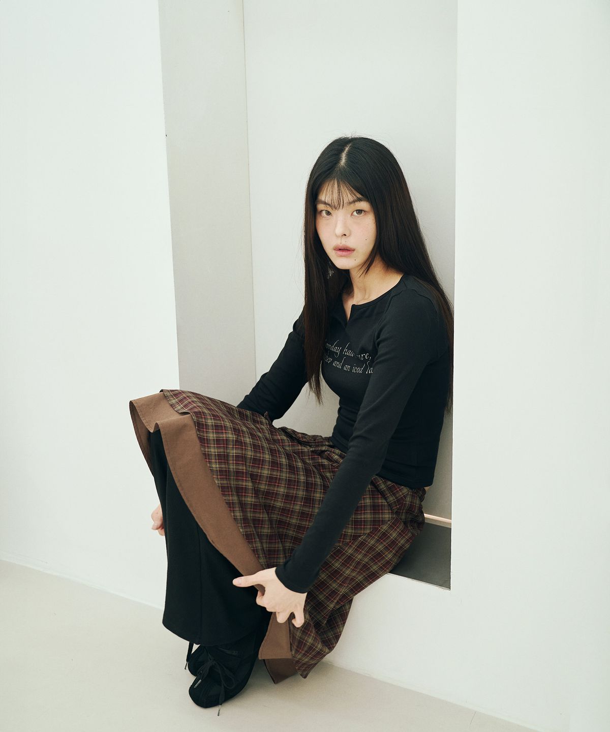 미헤브(MIHEV) 컷 넥 텍스트 프린트 롱슬리브 블랙