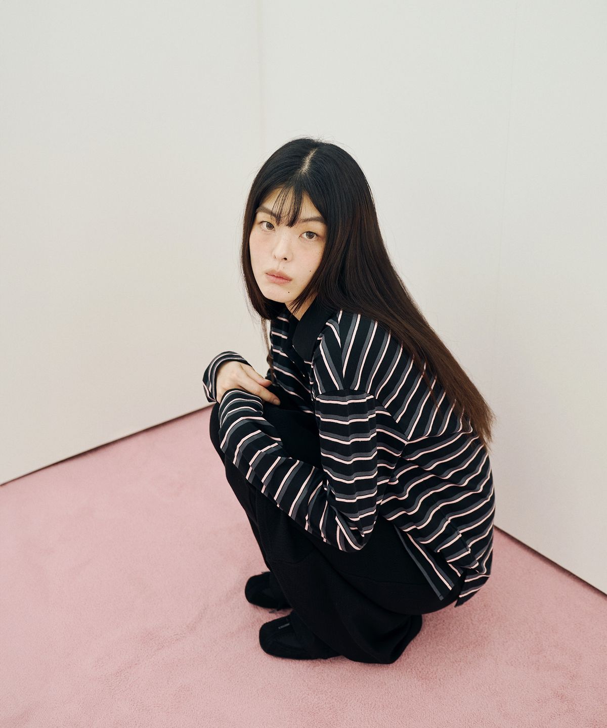 미헤브(MIHEV) 스트라이프 럭비 카라 롱슬리브 블랙 핑크