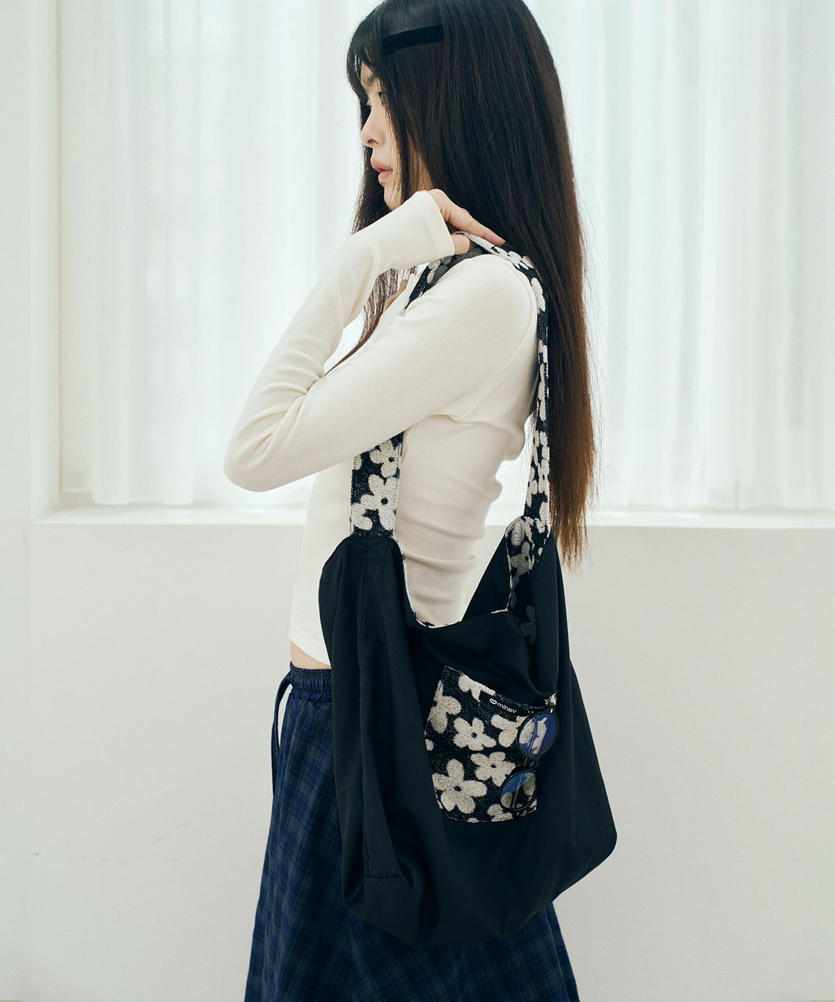 미헤브(MIHEV) 리버시블 플라워 테리 백 블랙 화이트