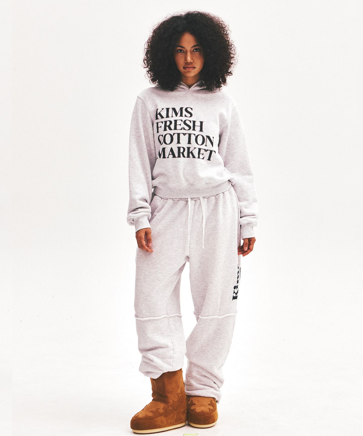 킴스 프레시 코튼 마켓(KIMS FRESH COTTON MARKET) Hazy Left Range Logo Tee Grey