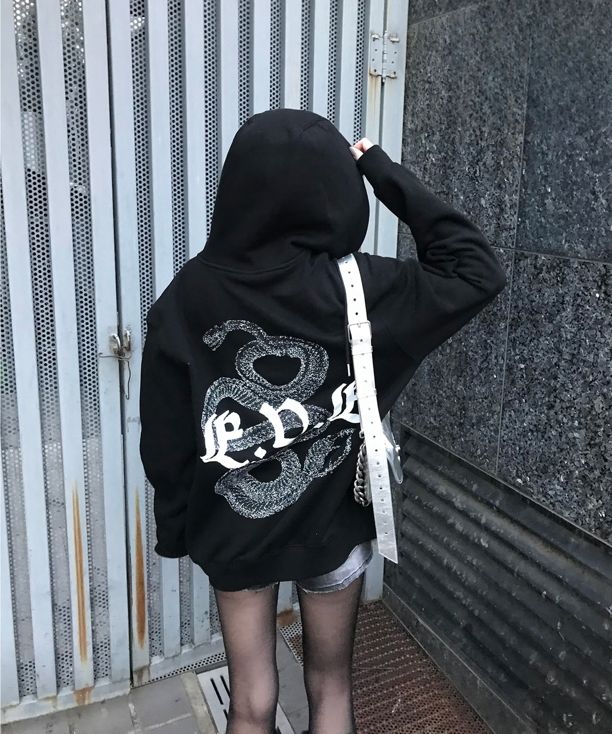 이브인더월드(EVEINTHEWORLD) FOSSIL SNAKE ZIP HOODIE BLACK