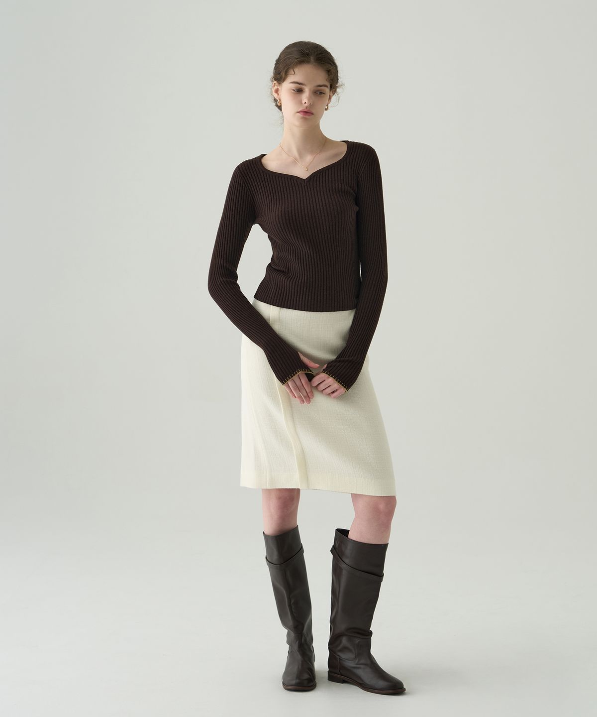 드로우핏 우먼(DRAWFIT WOMEN) 하트 넥 골지 슬림 니트 탑 [BROWN]