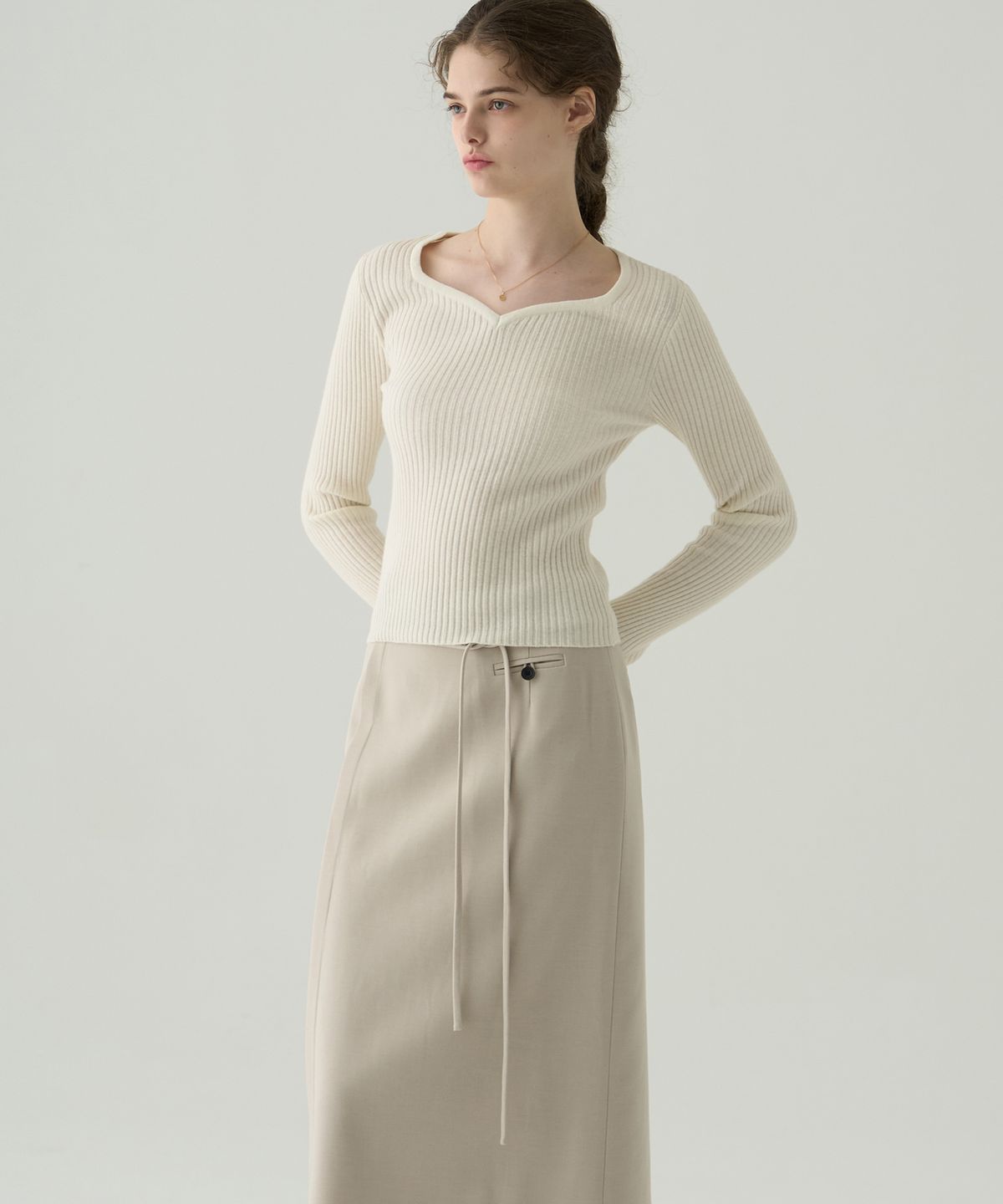 드로우핏 우먼(DRAWFIT WOMEN) 하트 넥 골지 슬림 니트 탑 [BROWN]