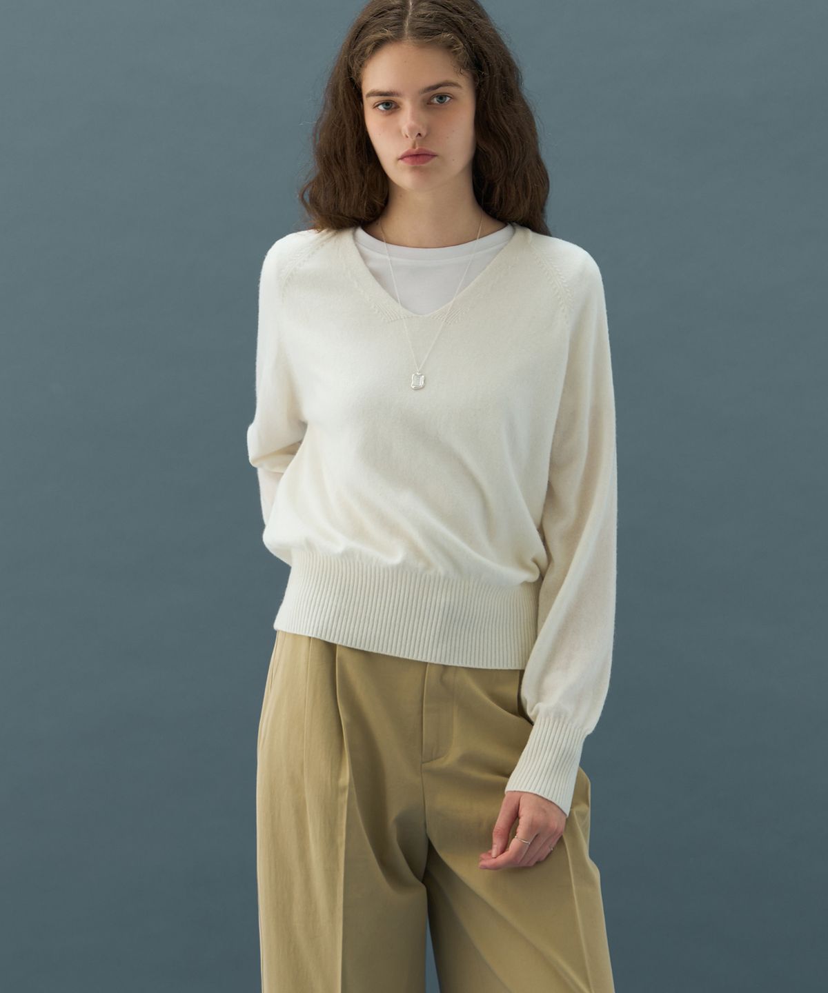 드로우핏 우먼(DRAWFIT WOMEN) 소프티 캐시 울 블렌디드 브이넥 니트 [IVORY]