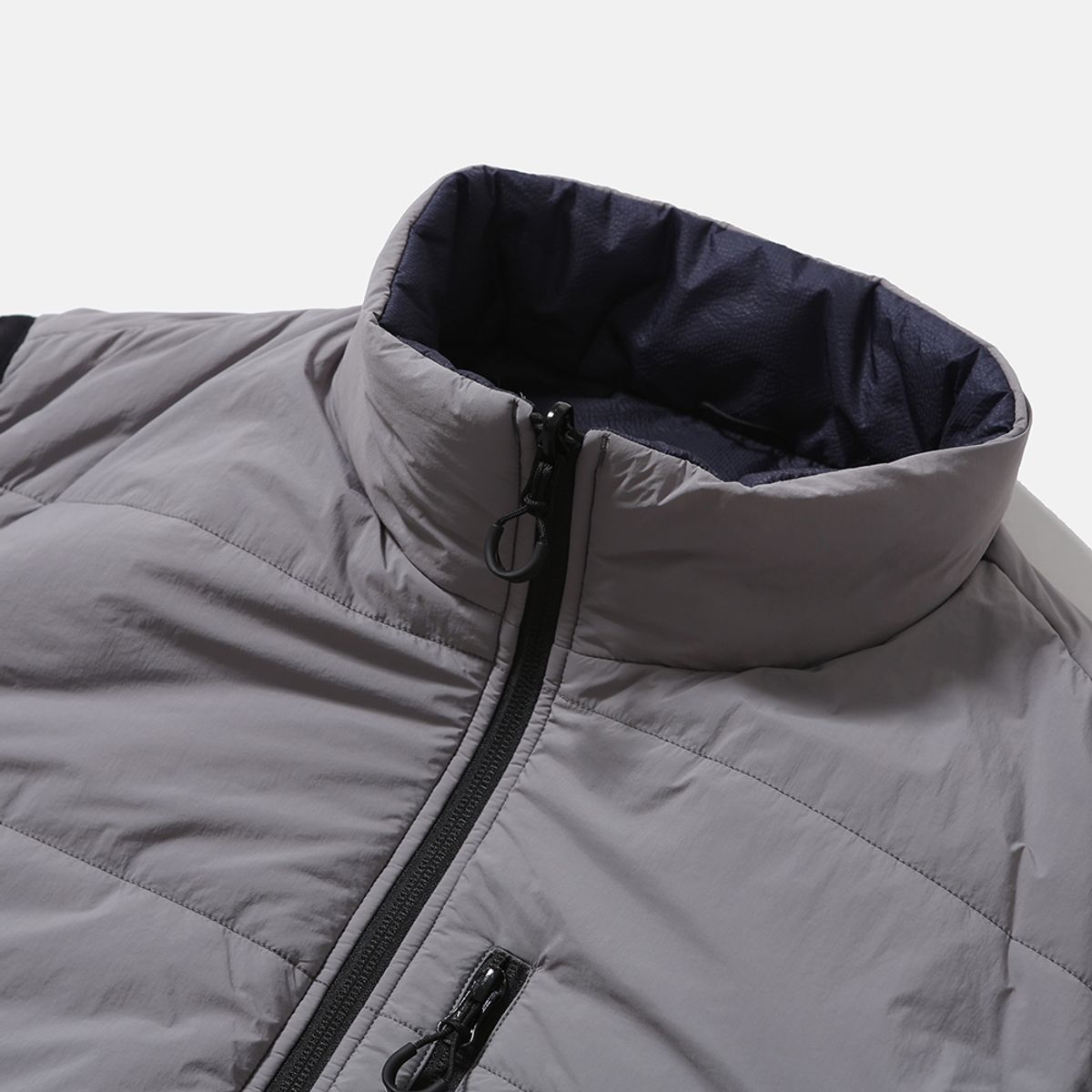 모이프(MOIF) [AW25] REVERSIBLE PUFF VEST / CLOUD GRAY/NAVY