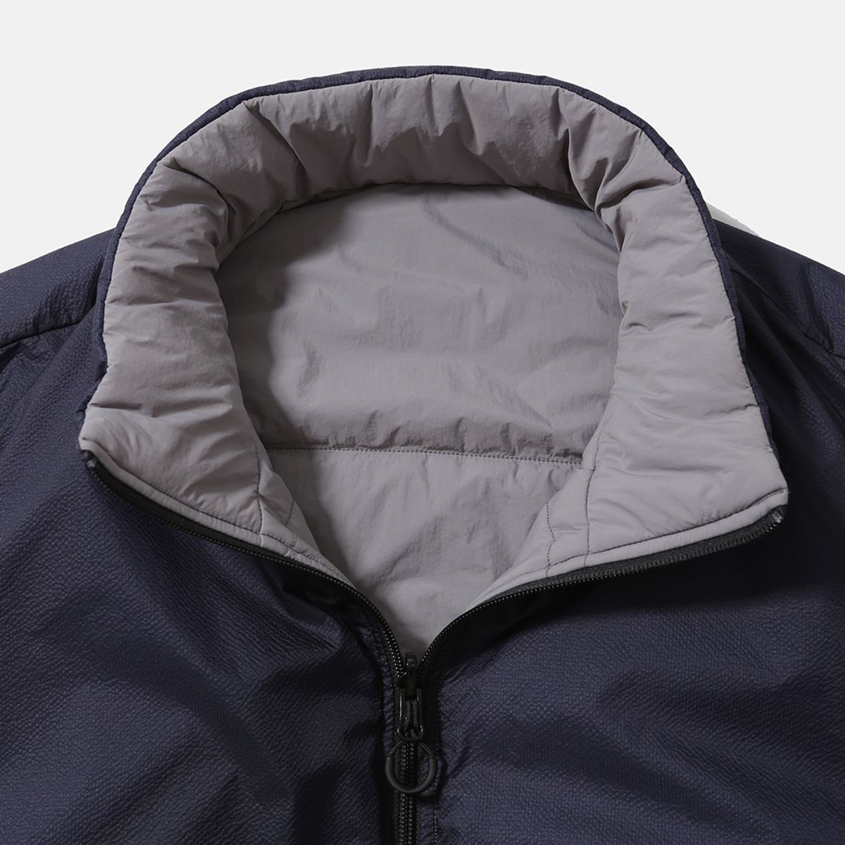 모이프(MOIF) [AW25] REVERSIBLE PUFF VEST / CLOUD GRAY/NAVY