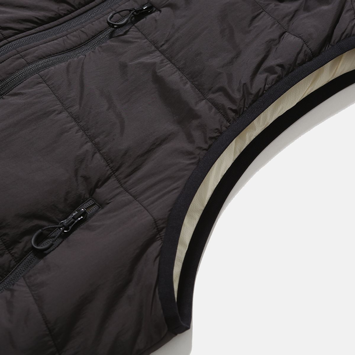 모이프(MOIF) [AW25] REVERSIBLE PUFF VEST / BLACK/ECRU