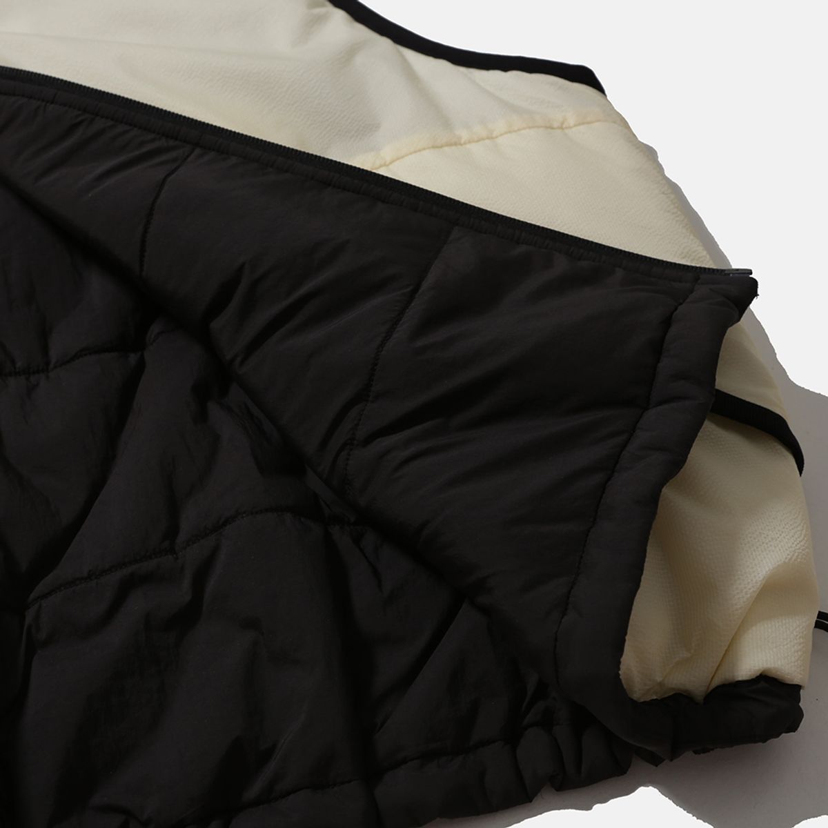모이프(MOIF) [AW25] REVERSIBLE PUFF VEST / BLACK/ECRU