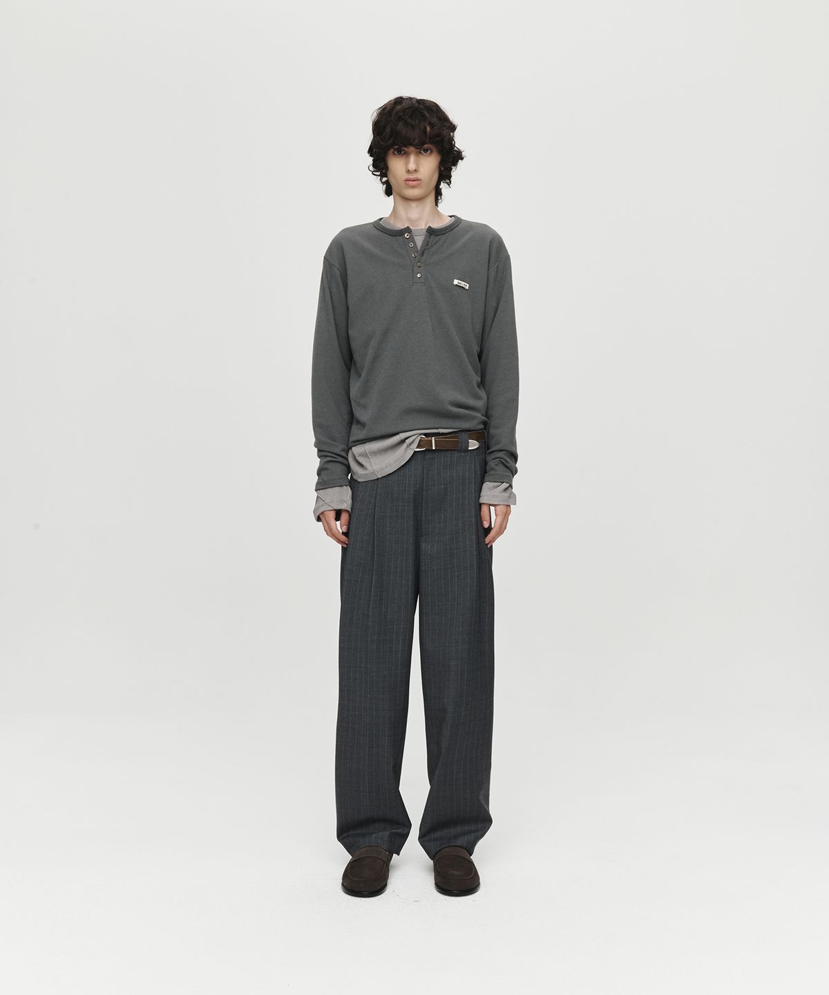 호이테(HEUTE) WOOL DOUBLE PLEATED STRIPE PANTS (CHARCOAL)