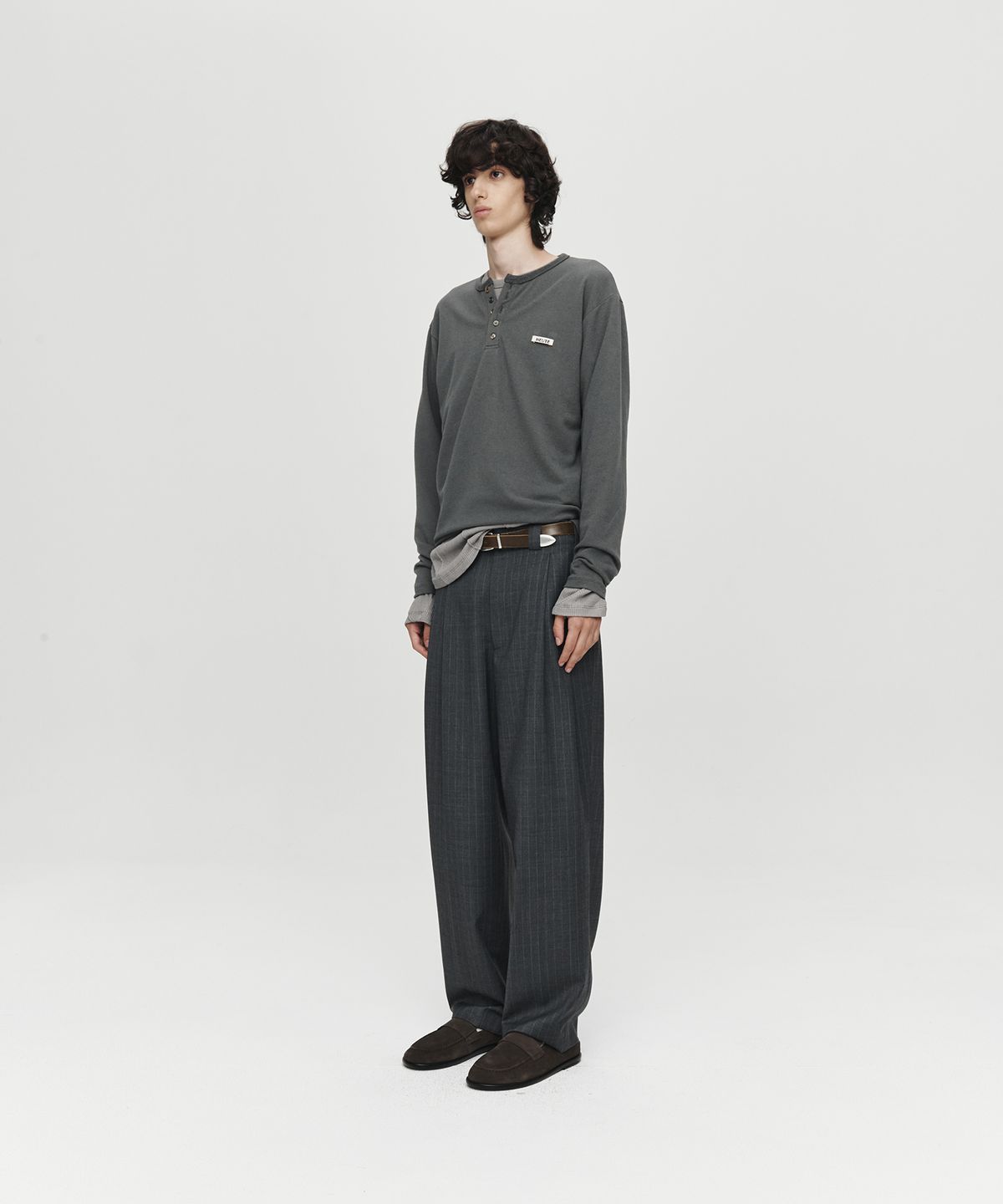 호이테(HEUTE) WOOL DOUBLE PLEATED STRIPE PANTS (CHARCOAL)