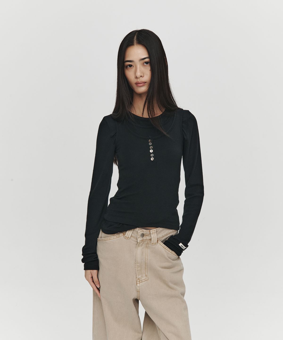 호이테(HEUTE) LAYERED LONG HENLEY NECK TOP (BLACK)