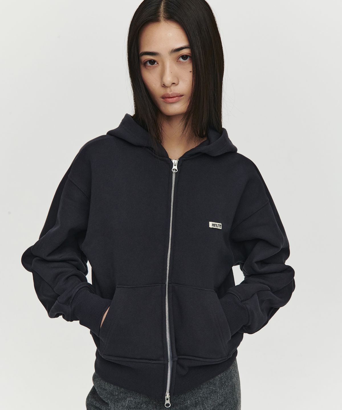 호이테(HEUTE) HET SIGNATURE HOODIE ZIP-UP (DARK GREY)