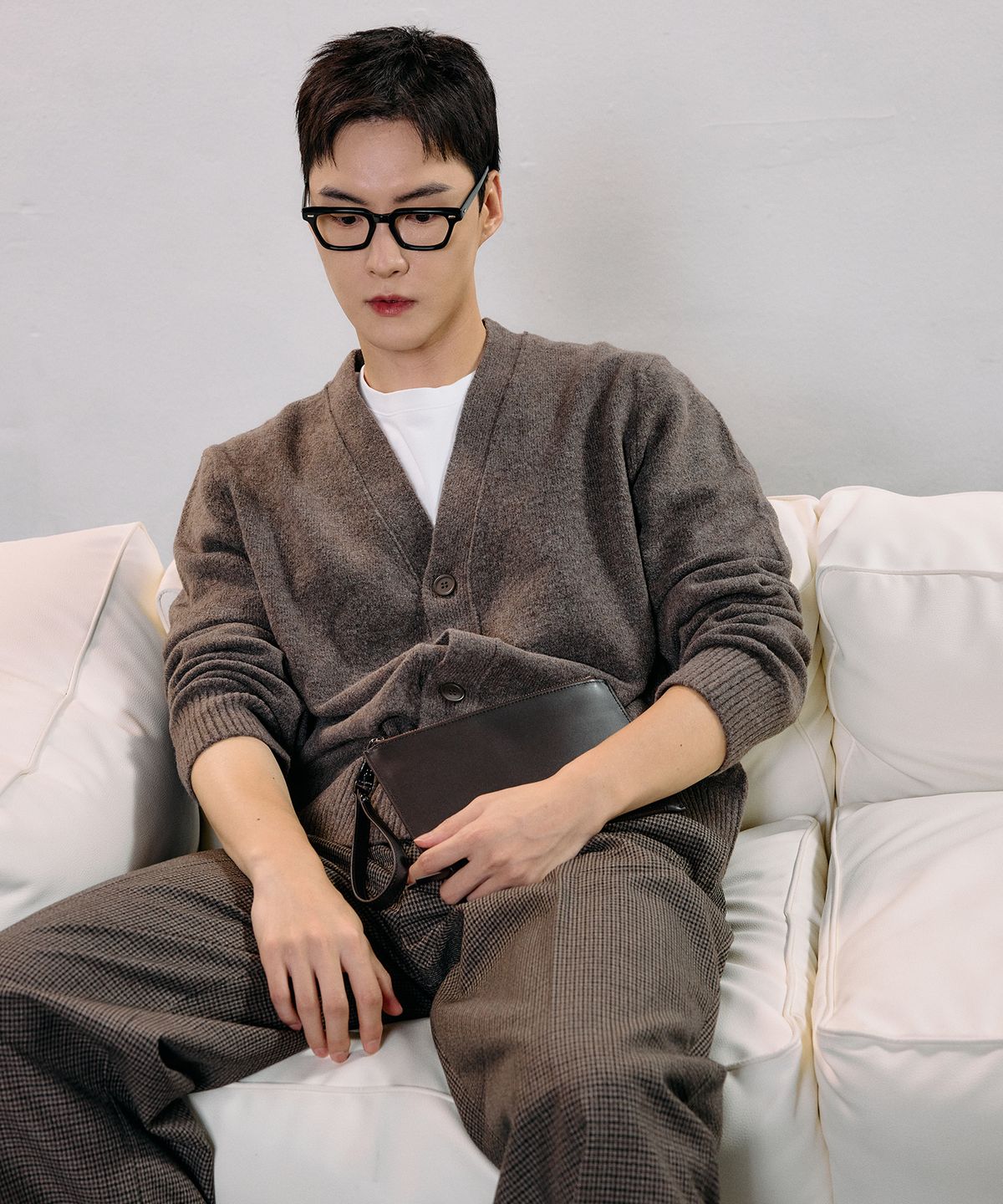 베드포드일레븐스(BEDFORD11TH) 아래위 다른공간 제공 리버스집파우치[brown]