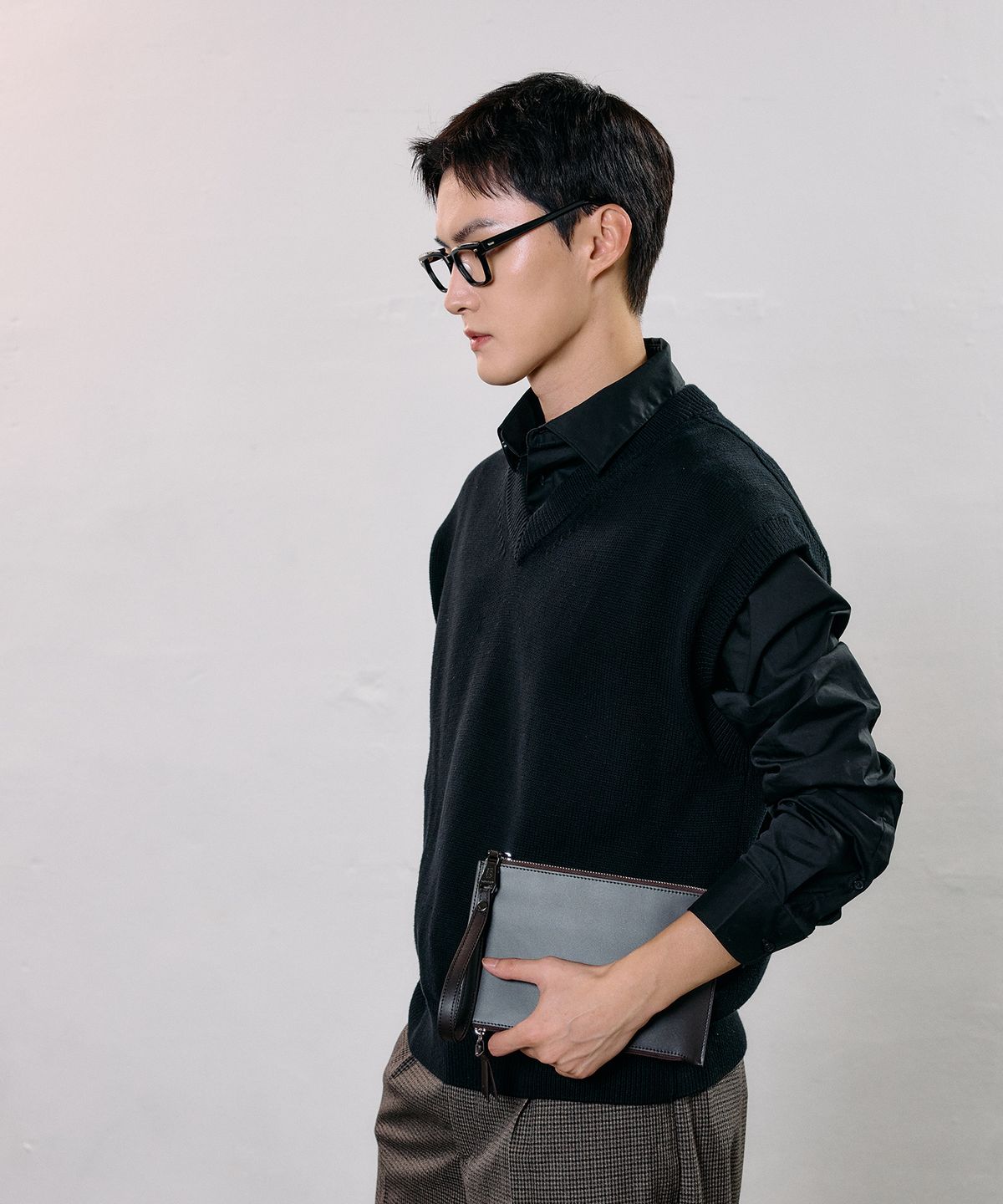 베드포드일레븐스(BEDFORD11TH) 아래위 다른공간 제공 리버스집파우치[brown]