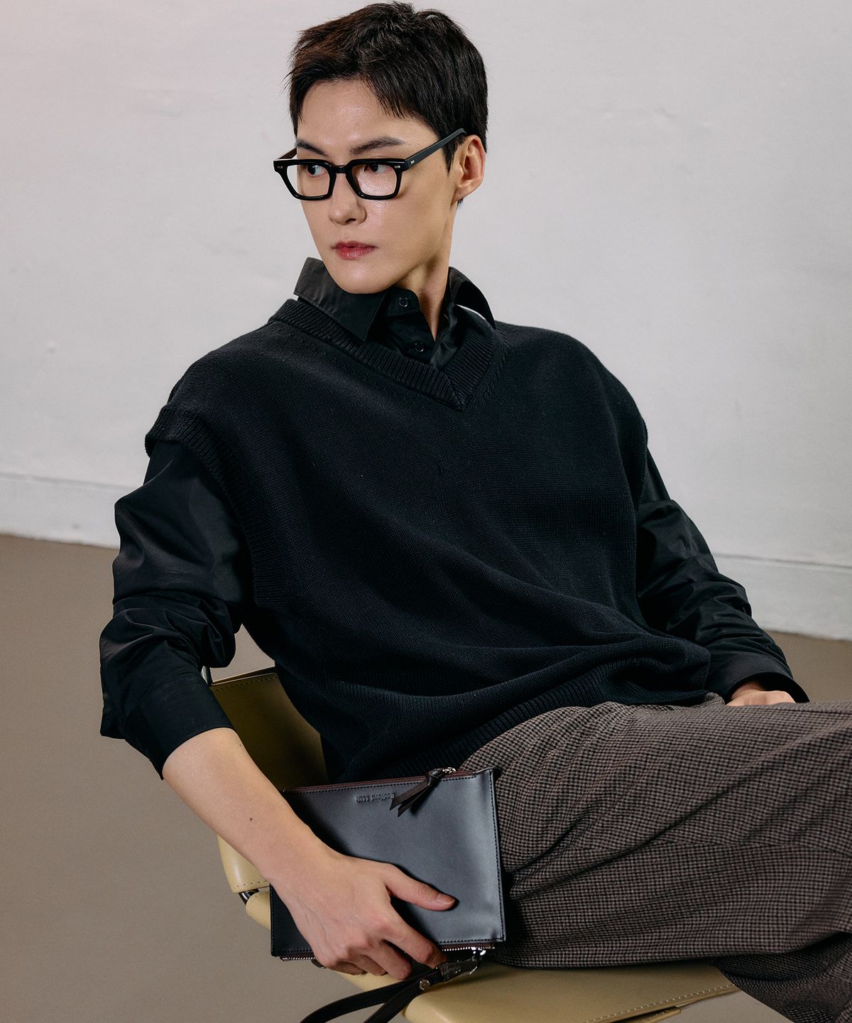 베드포드일레븐스(BEDFORD11TH) 아래위 다른공간 제공 리버스집파우치[brown]