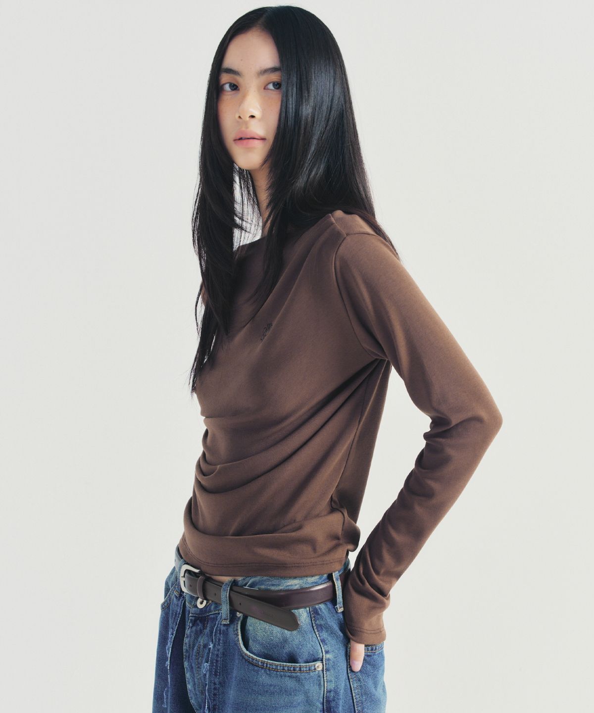 닉앤니콜(NICK&NICOLE) SHIRRING DRAPE BOAT NECK TOP_BROWN