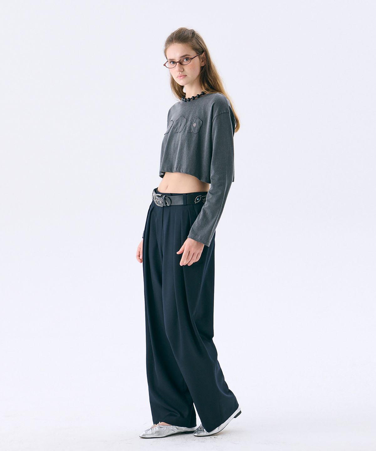 준준스페이스(JUNEJUNE SPACE) Flower applique Crop T_Dark Grey(플라워 아플리케 크롭 티_다크 그레이)