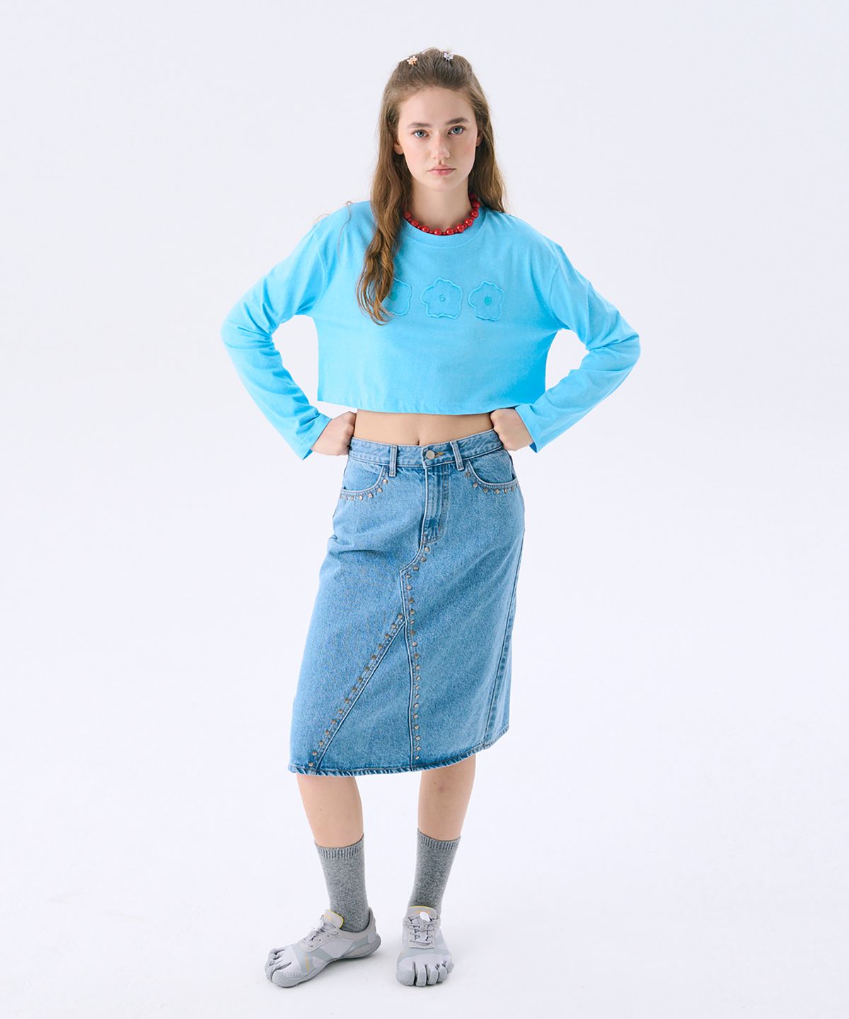 준준스페이스(JUNEJUNE SPACE) Flower applique Crop T_Sky(플라워 아플리케 크롭 티_스카이)